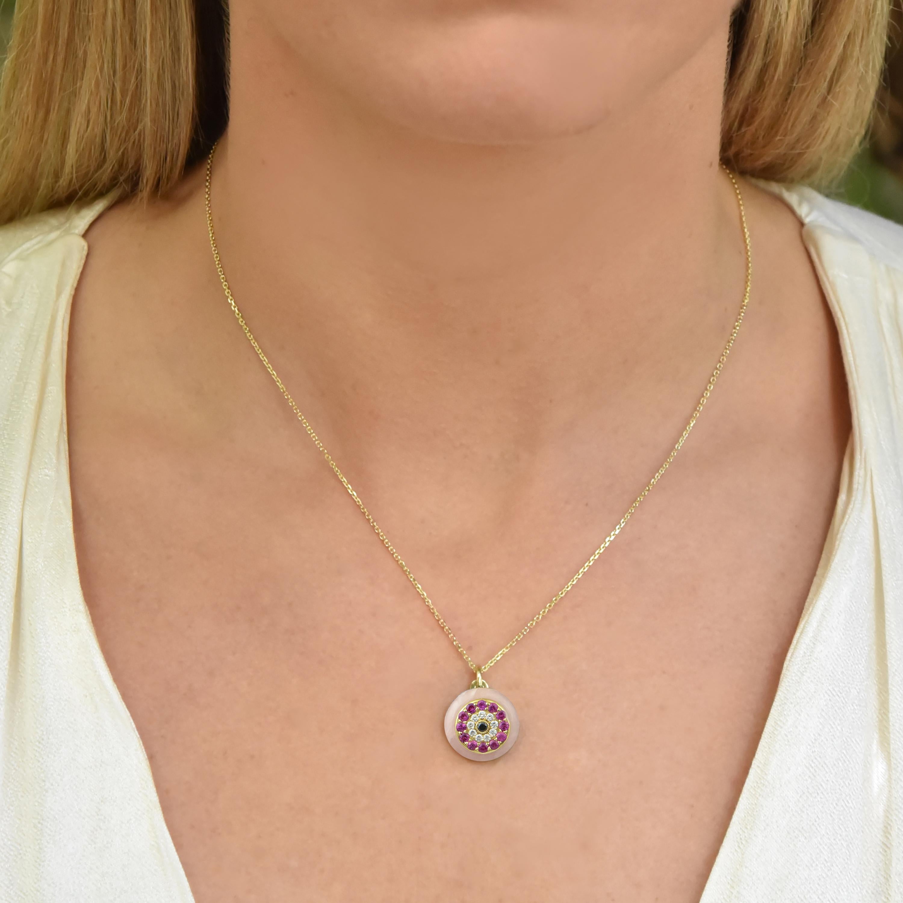 Taille ronde Pendentif œil en or jaune 18Kt avec diamants, saphirs roses et quartz rose en vente