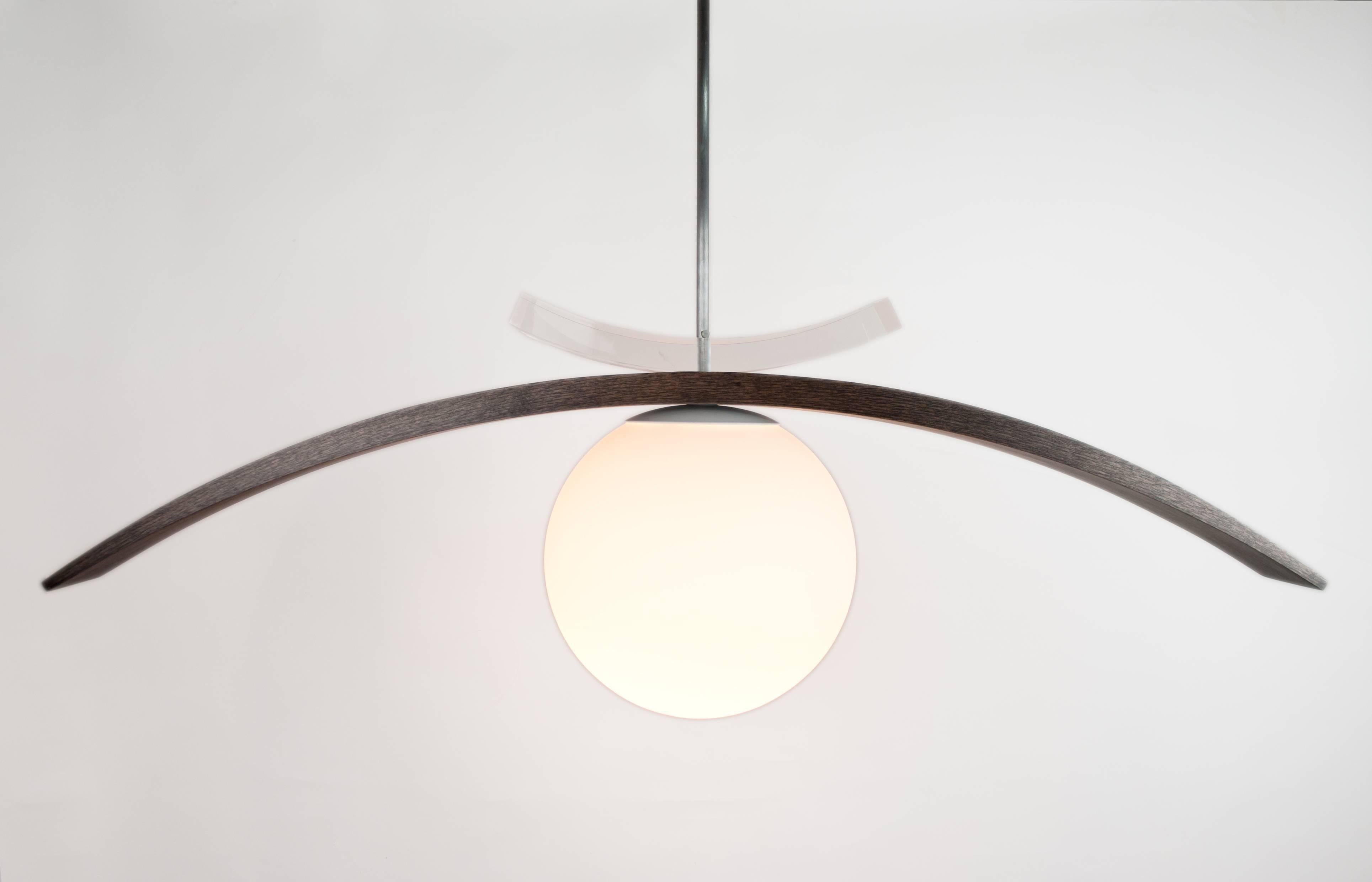 Moderne Lampe suspendue style œil, contemporaine et emblématique en acrylique érable et verre en vente