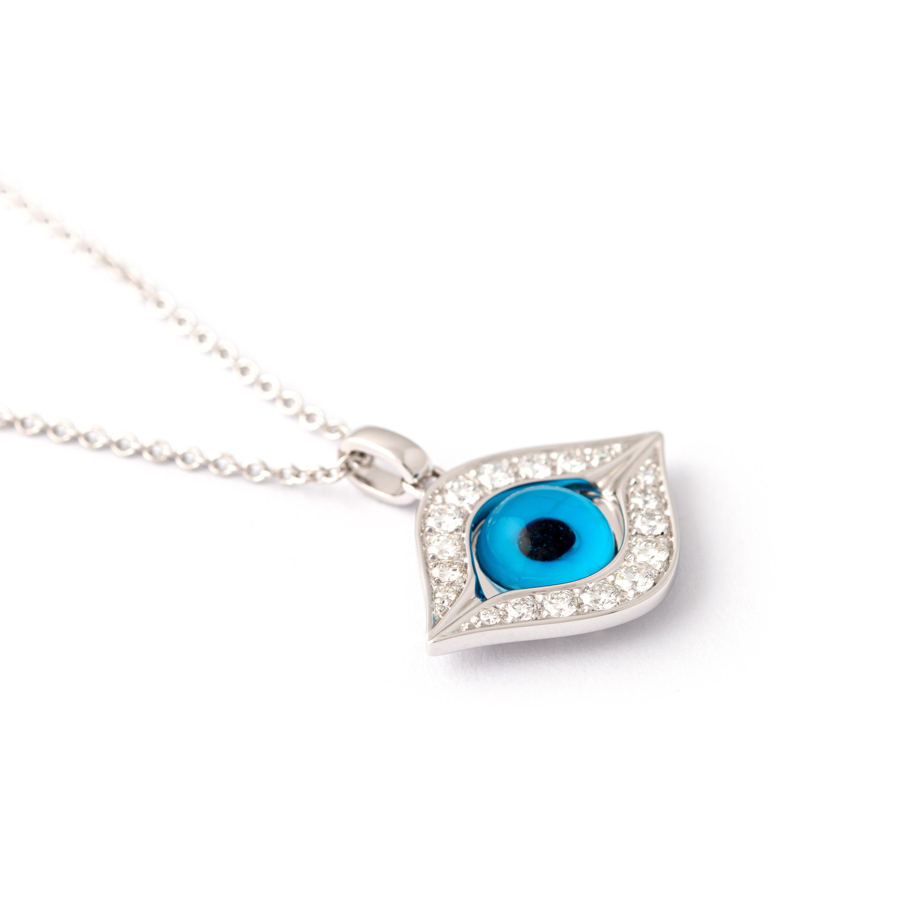 Eye pendant necklace in 18kt white gold set with 18 diamonds 0.40 cts.

Length: 41.50 centimeters ( 16.34 inches) up to 44.50 centimeters (17.52 inches).

Pendant length : 2.00 centimeters ( 0.79 inches) .

Total weight: 5.17 grams. 
