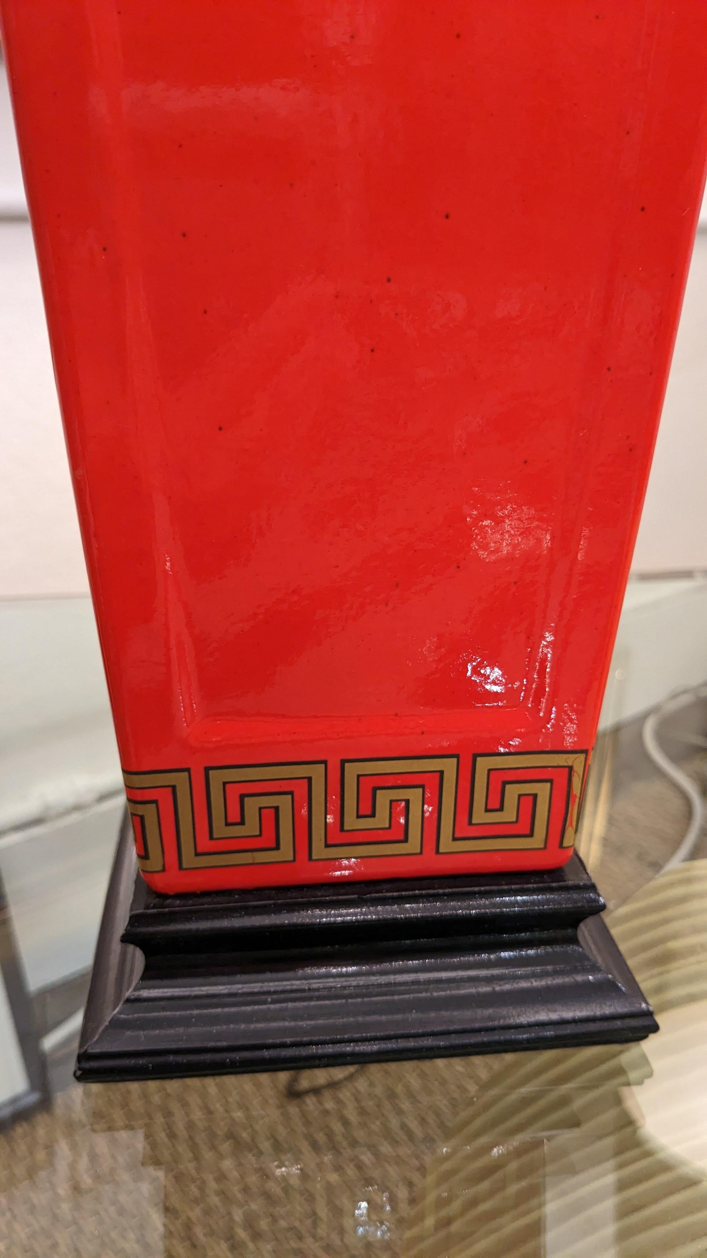 Paire de lampes de table en or rouge et noir de style régence hollywoodienne avec clé grecque en vente 3