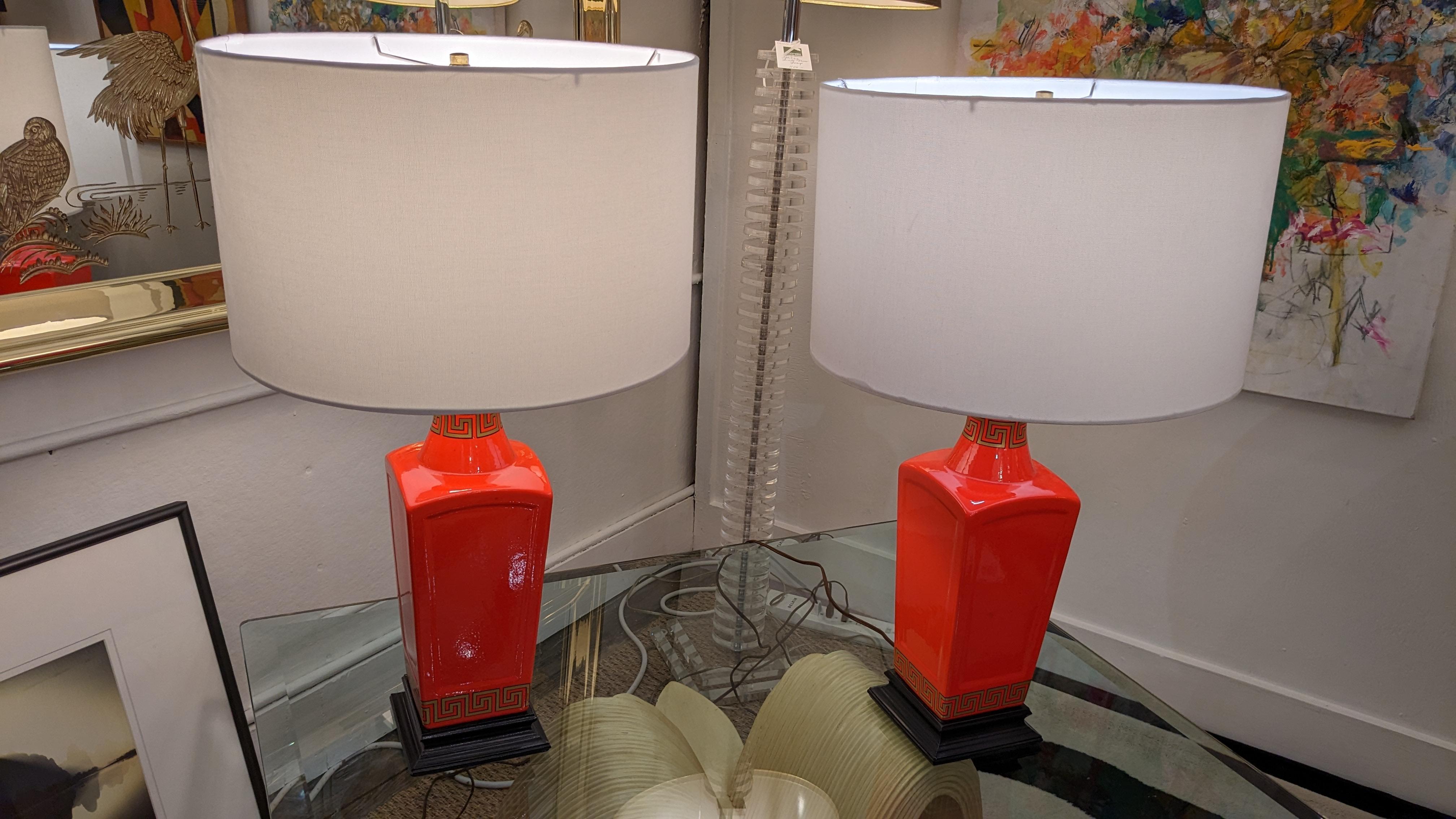 Paire de lampes de table en or rouge et noir de style régence hollywoodienne avec clé grecque en vente 4