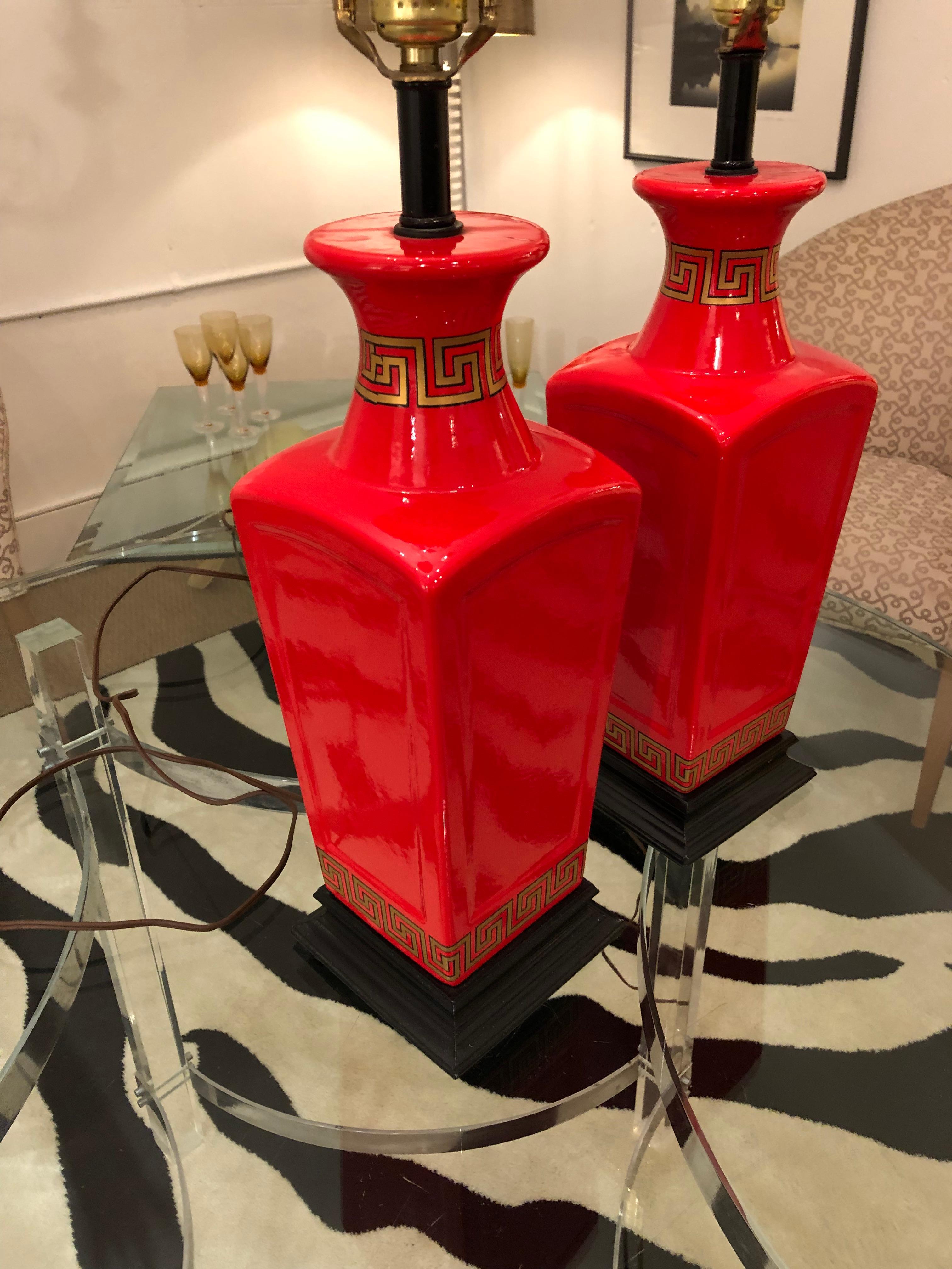 Hollywood Regency Paire de lampes de table en or rouge et noir de style régence hollywoodienne avec clé grecque en vente