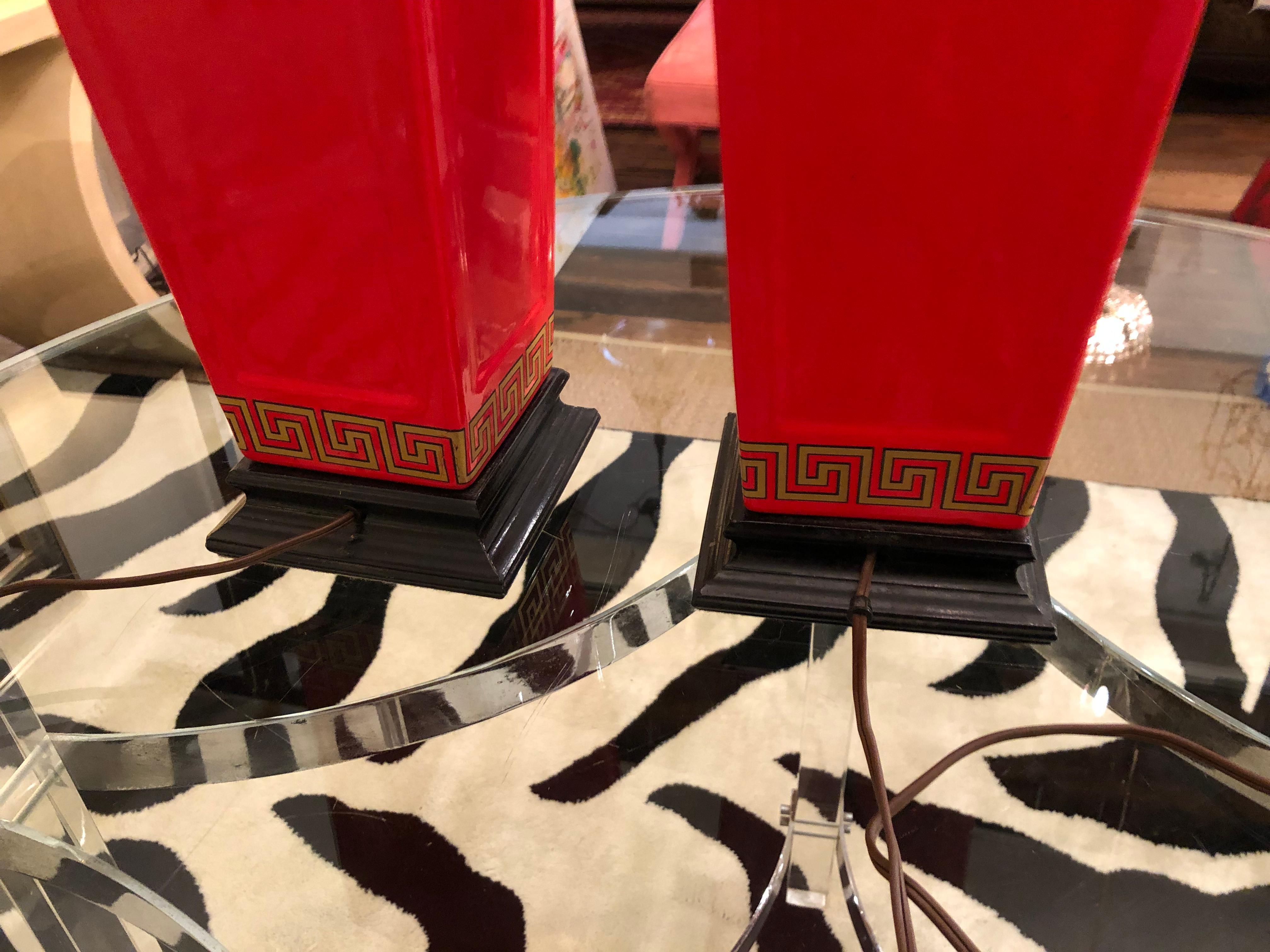 Américain Paire de lampes de table en or rouge et noir de style régence hollywoodienne avec clé grecque en vente