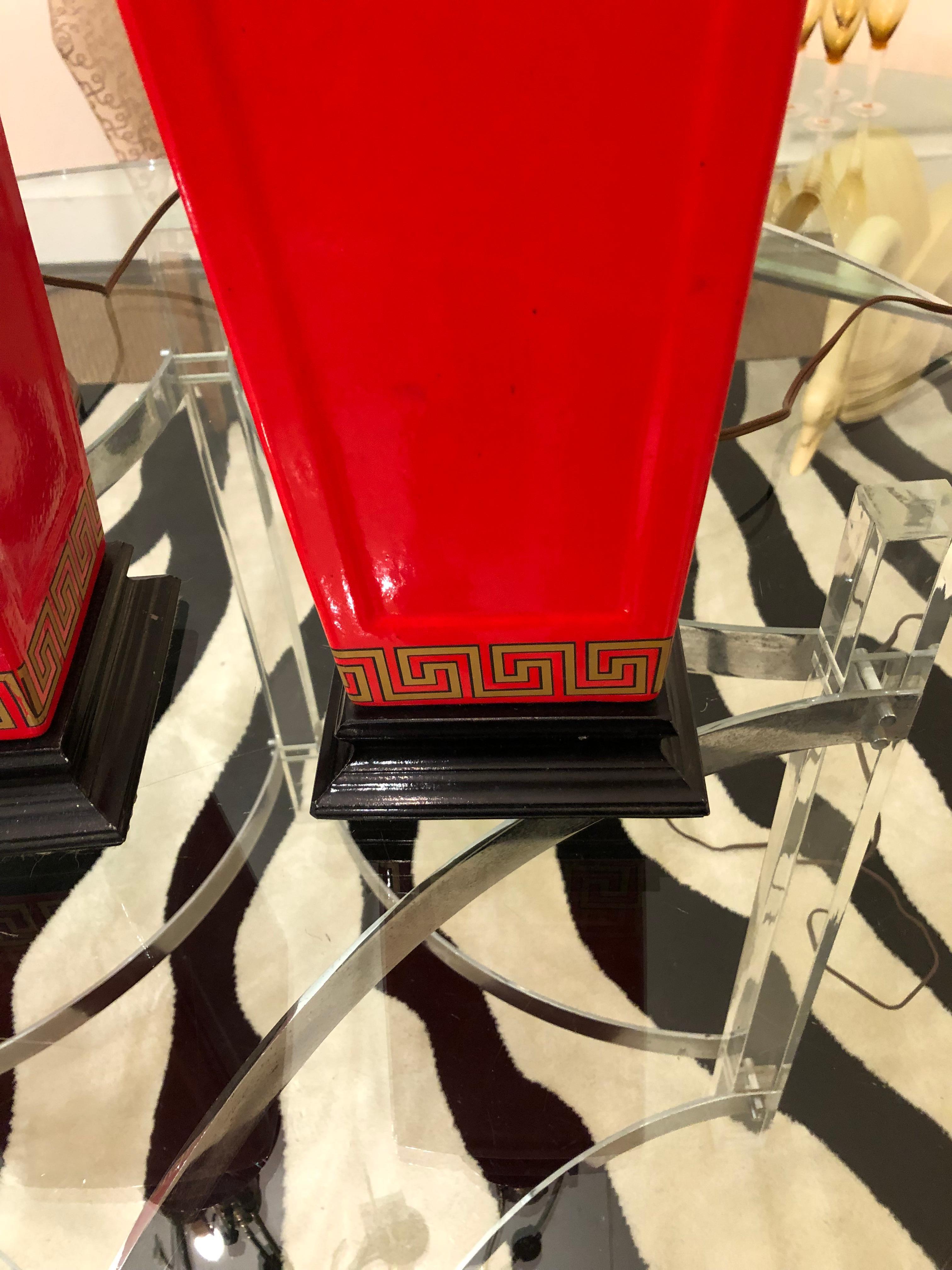Fin du 20e siècle Paire de lampes de table en or rouge et noir de style régence hollywoodienne avec clé grecque en vente