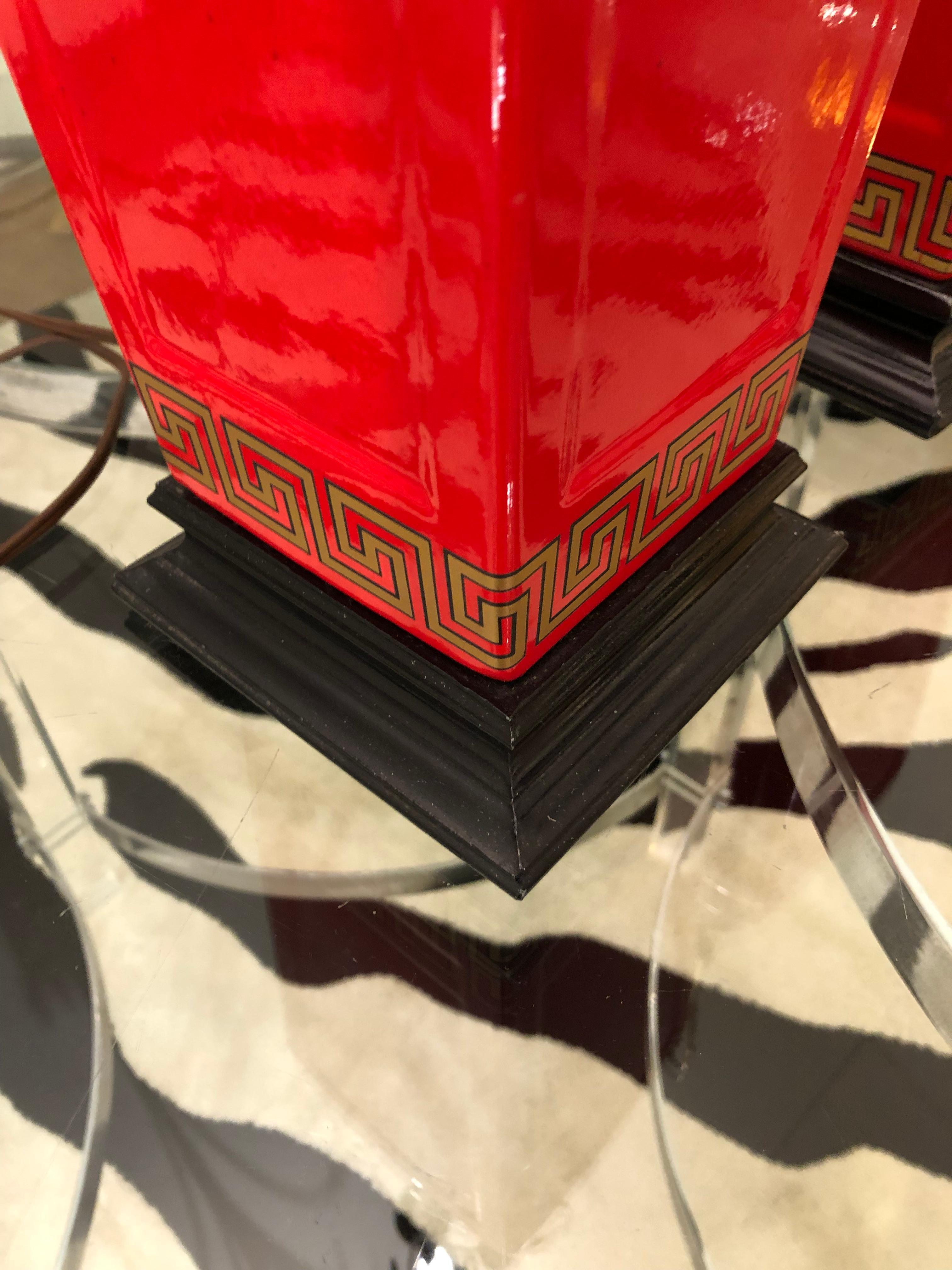 Paire de lampes de table en or rouge et noir de style régence hollywoodienne avec clé grecque en vente 1