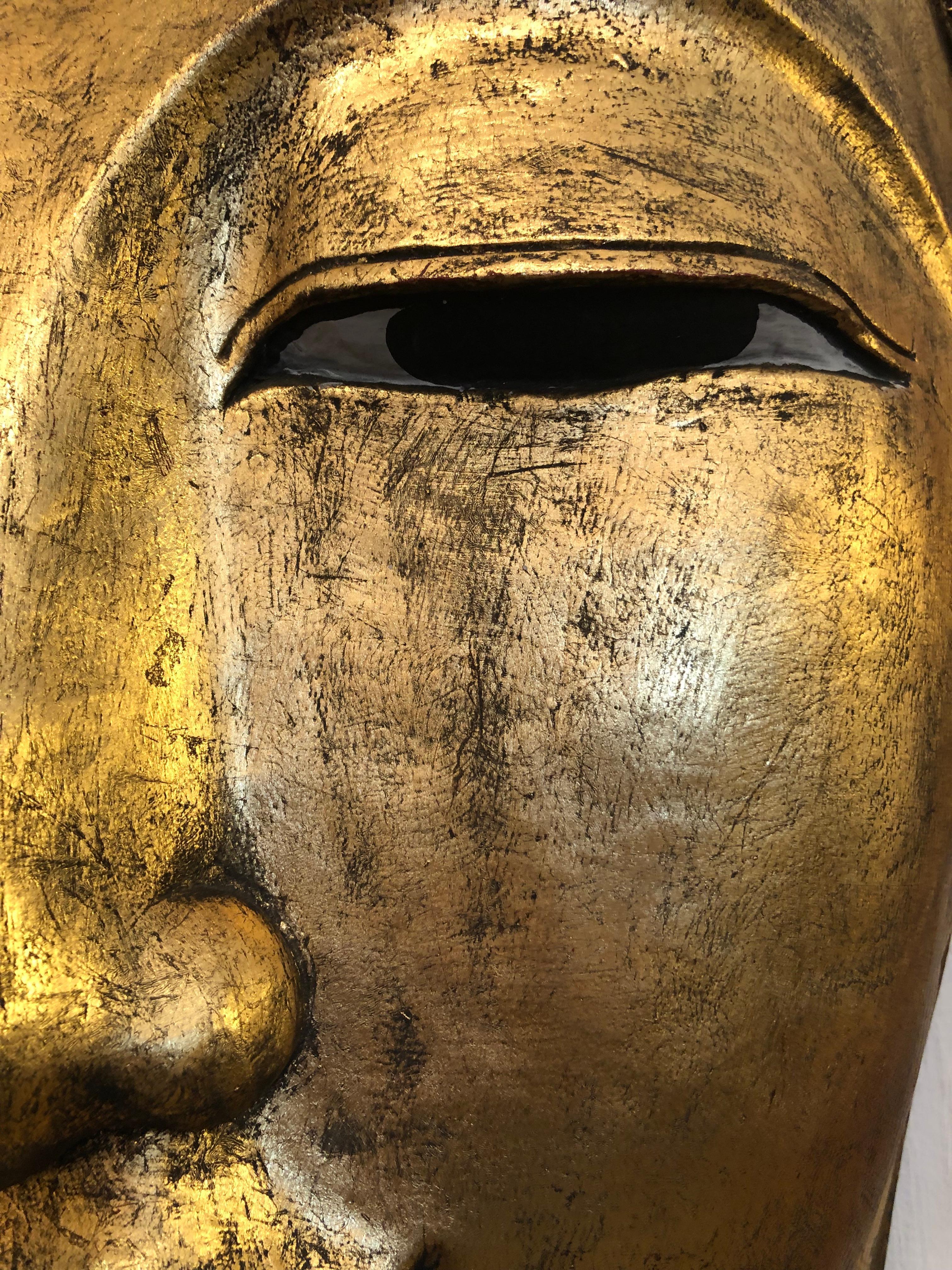 Sehr große Importierte vergoldete und verzierte Buddha-Kopf-Wandkunst mit Augenpiegel (Vergoldet) im Angebot