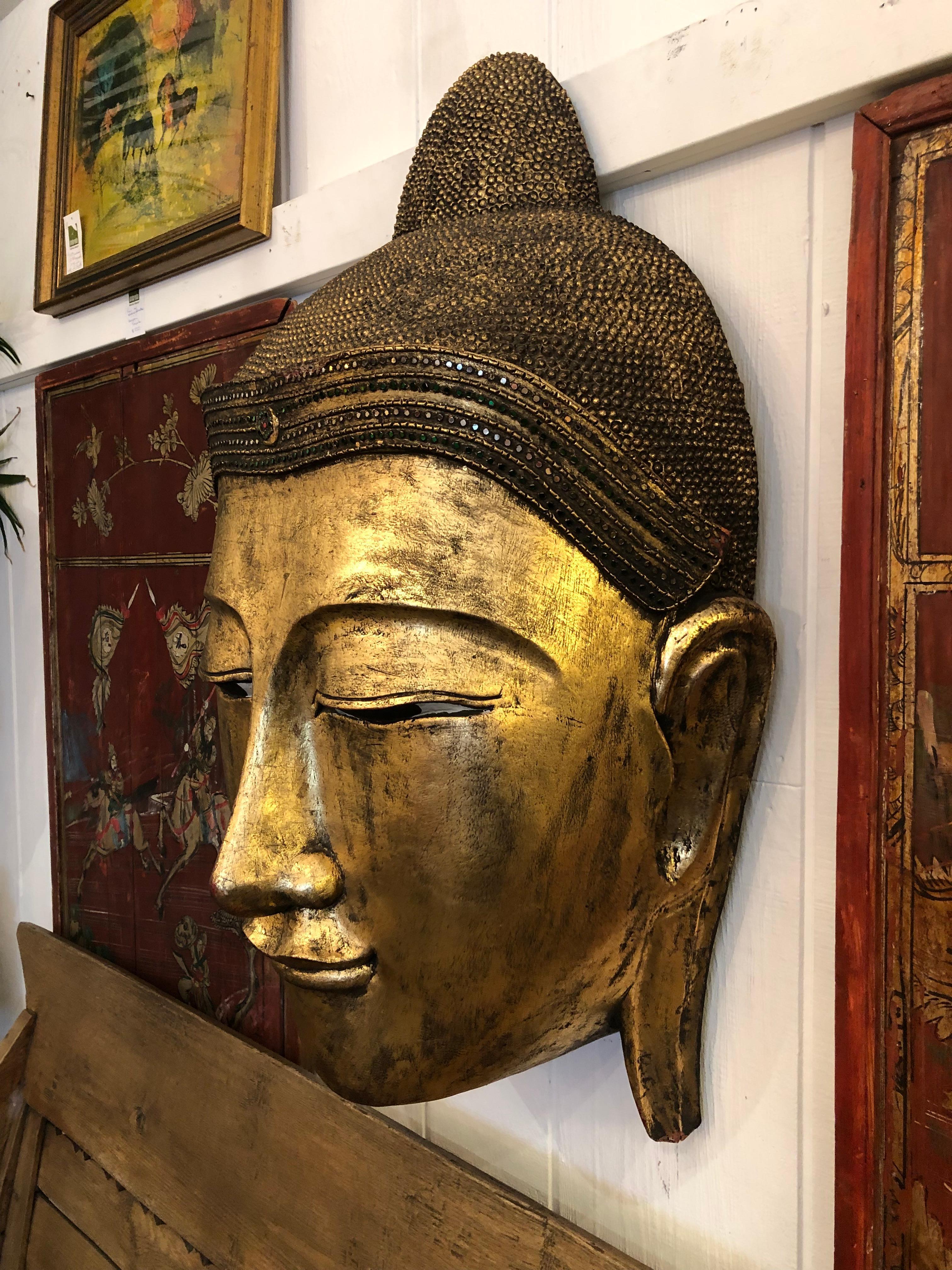 Sehr große Importierte vergoldete und verzierte Buddha-Kopf-Wandkunst mit Augenpiegel (Ende des 20. Jahrhunderts) im Angebot