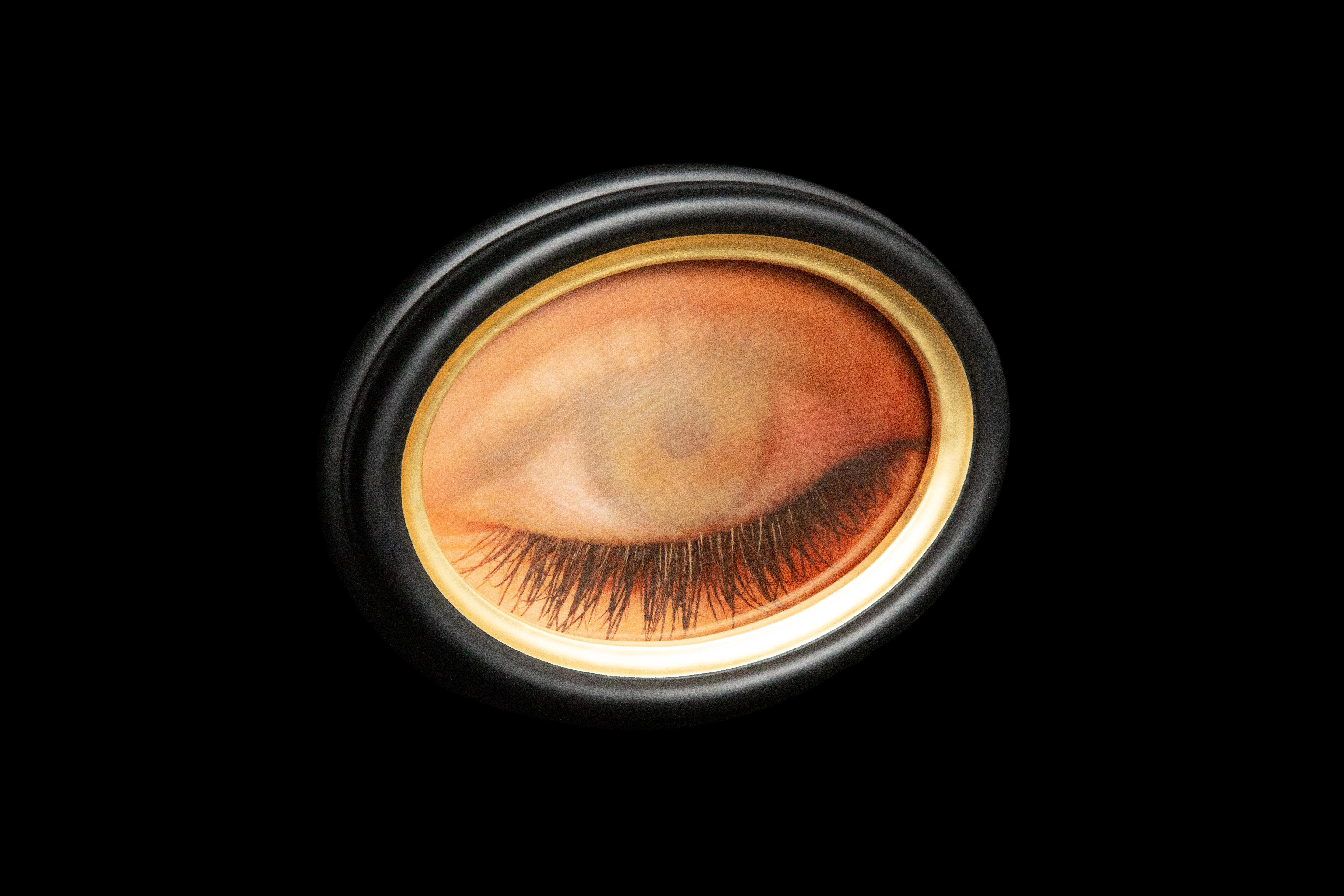 Eye See You: Captivating Oval Lenticular Eye Art In New Condition In New York, NY