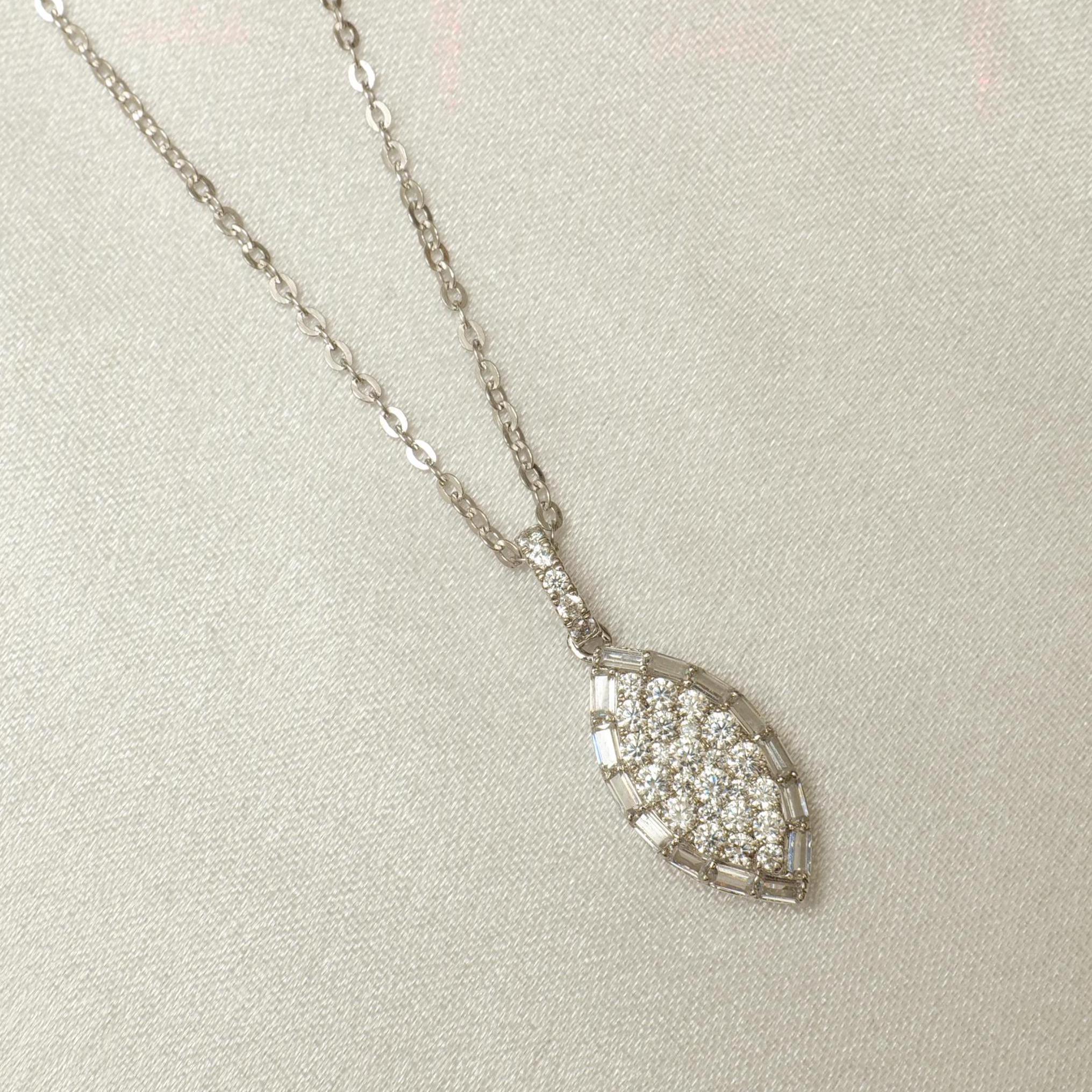 Eye Shape Diamond Pendant Necklace in 14K Solid Gold (Certified) In New Condition For Sale In New Delhi, DL