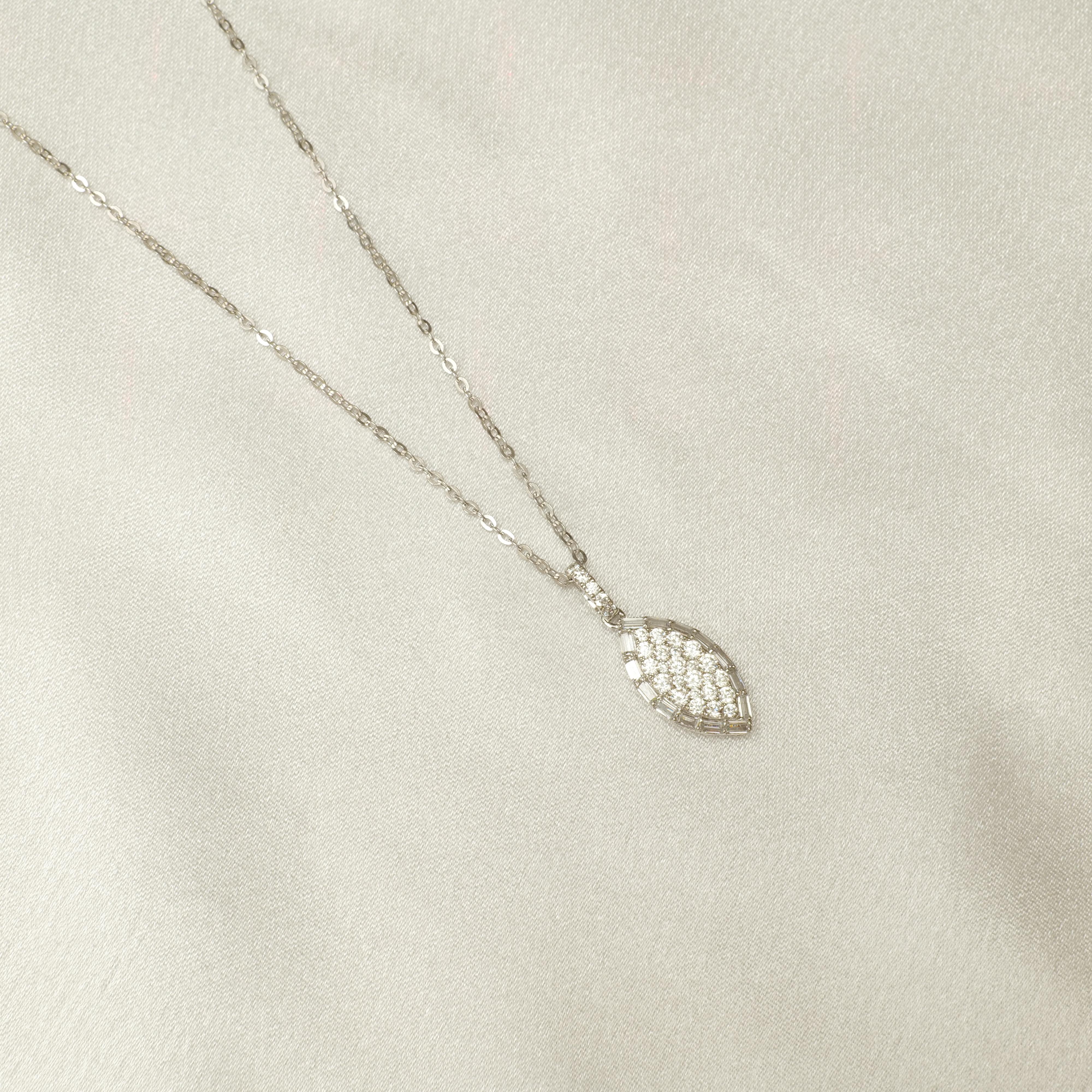 Collier pendentif diamant en forme d'œil en or massif 14K (certifié) en vente 2