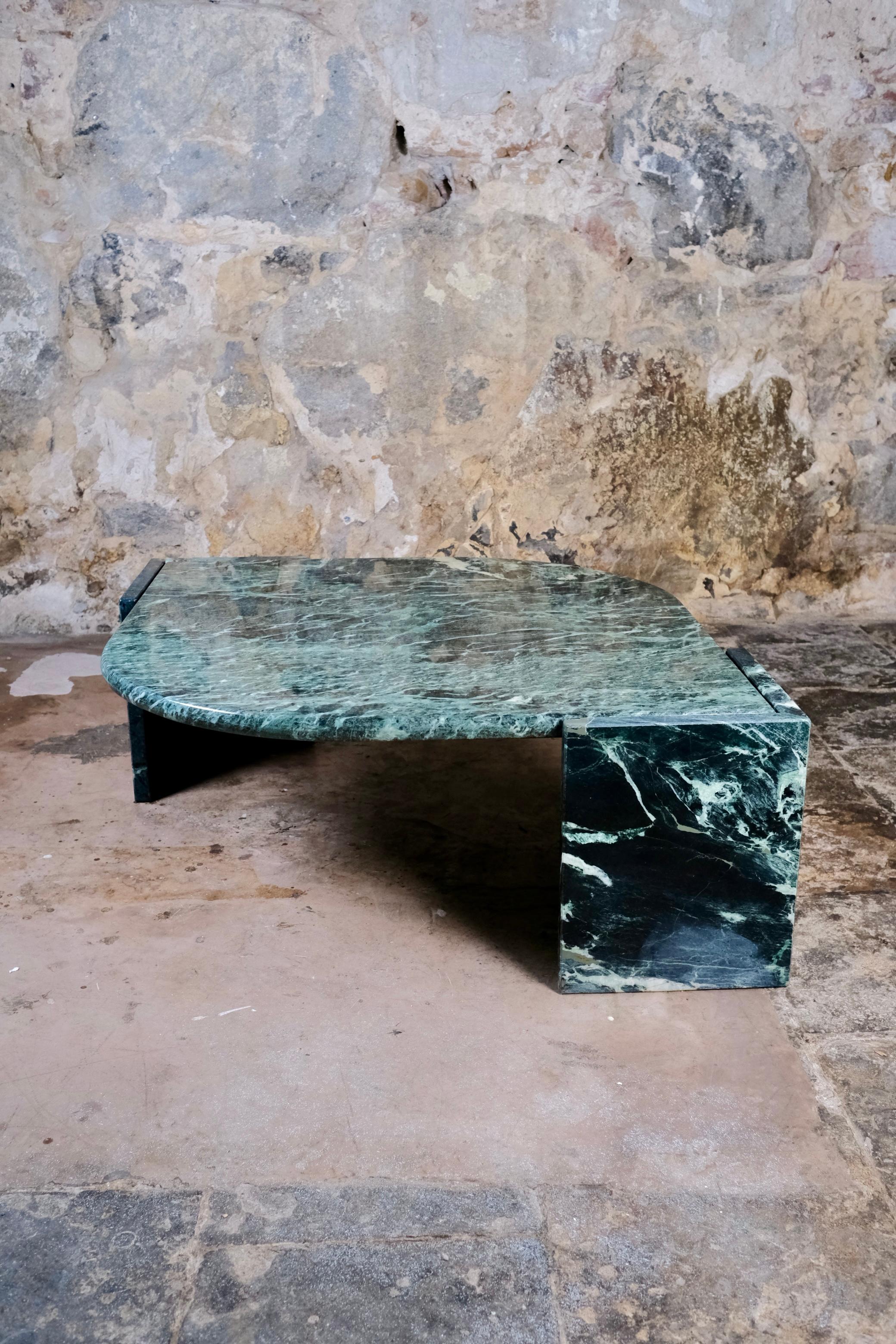 Mid-Century moderno Eye-shaped emerald green coffee table by Roche Bobois, France, 1970s in vendita
