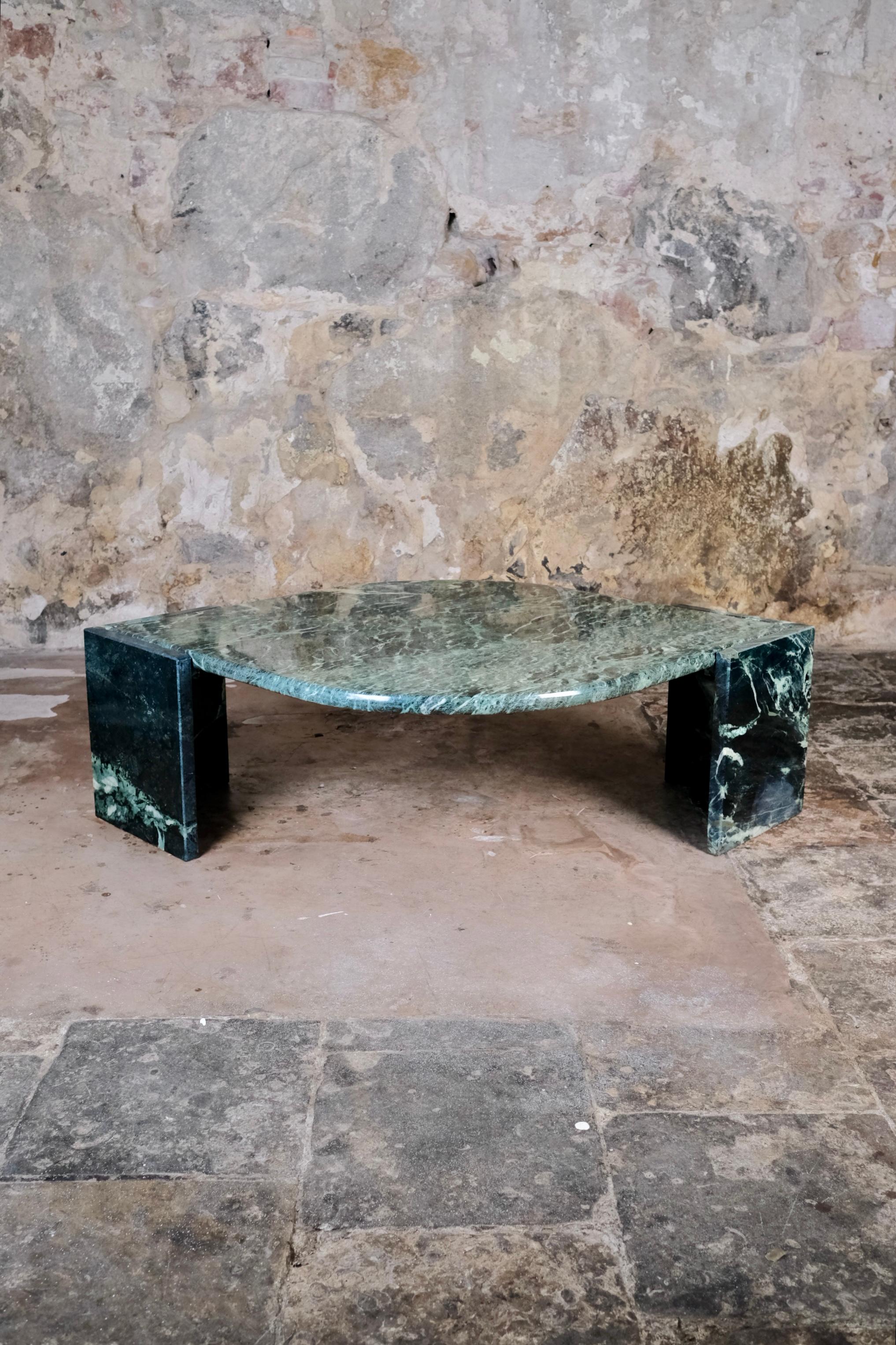 Eye-shaped emerald green coffee table by Roche Bobois, France, 1970s In condizioni buone in vendita a Lyon, FR