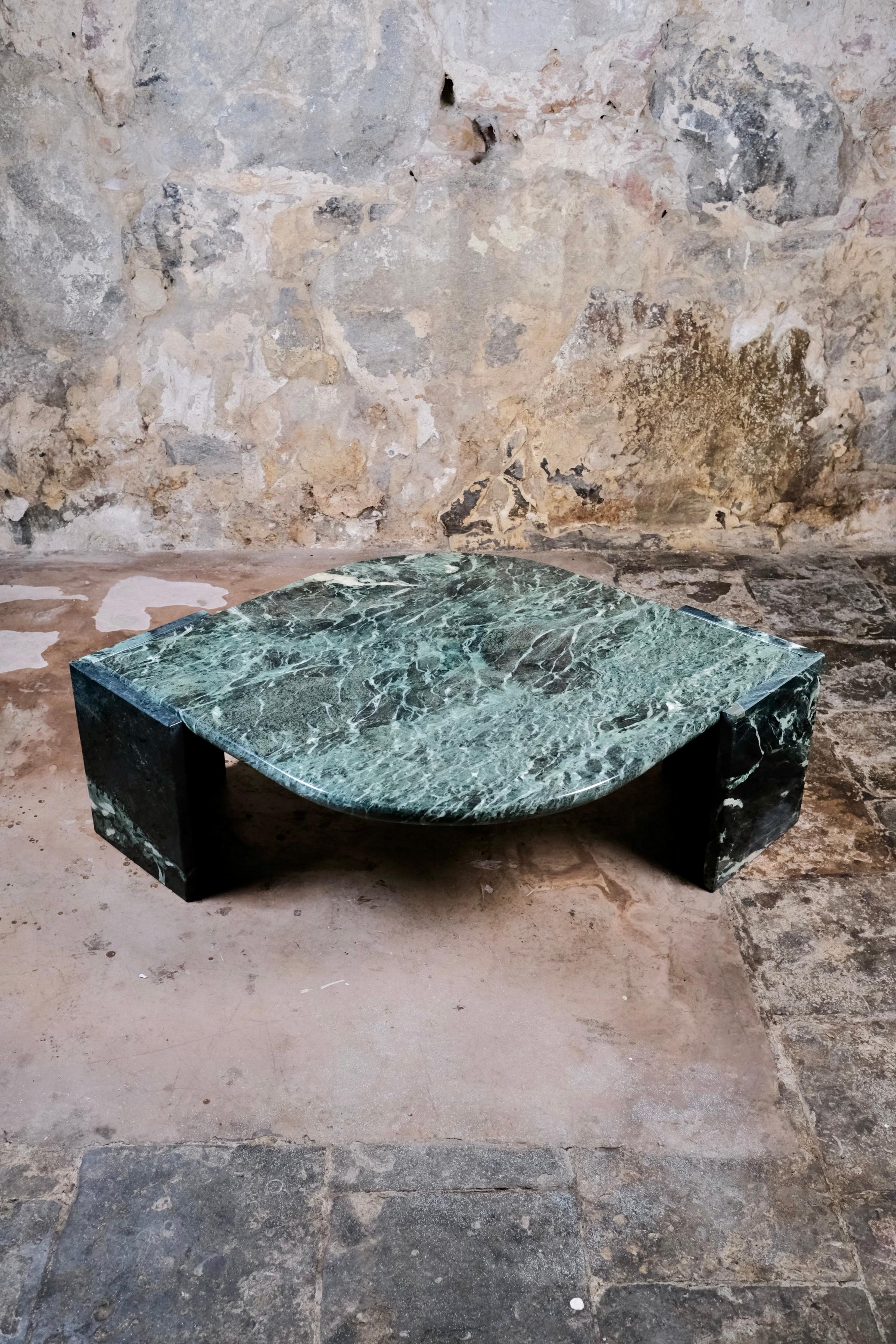 Fine XX secolo Eye-shaped emerald green coffee table by Roche Bobois, France, 1970s in vendita