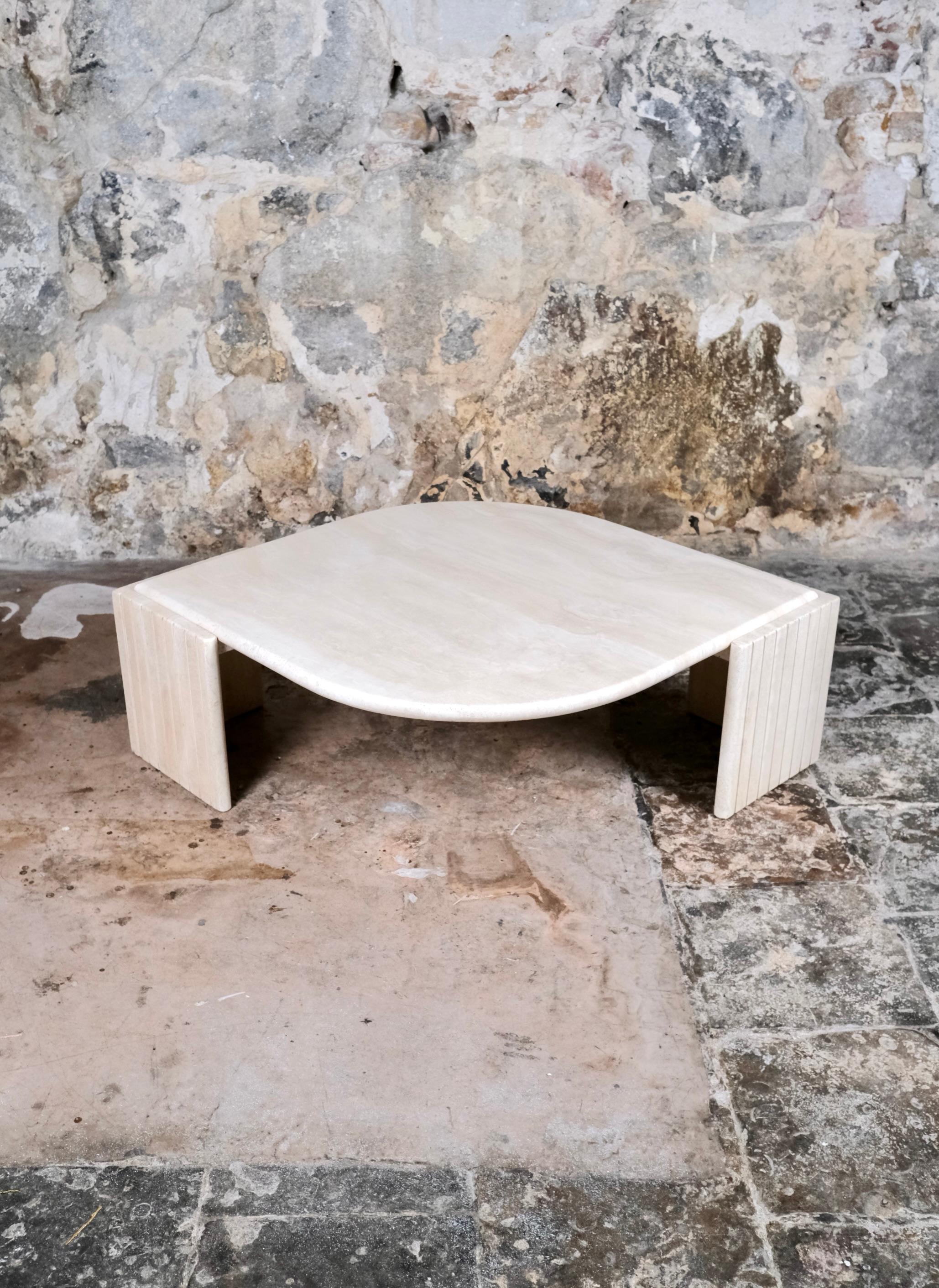 Eye-Shaped Travertine Coffee Table by Roche Bobois, France, 1980s

A striking travertine coffee table by Roche Bobois, France, dating from the 1980s.
The sculptural “eye” form combines soft, organic curves with a minimalist architectural presence.