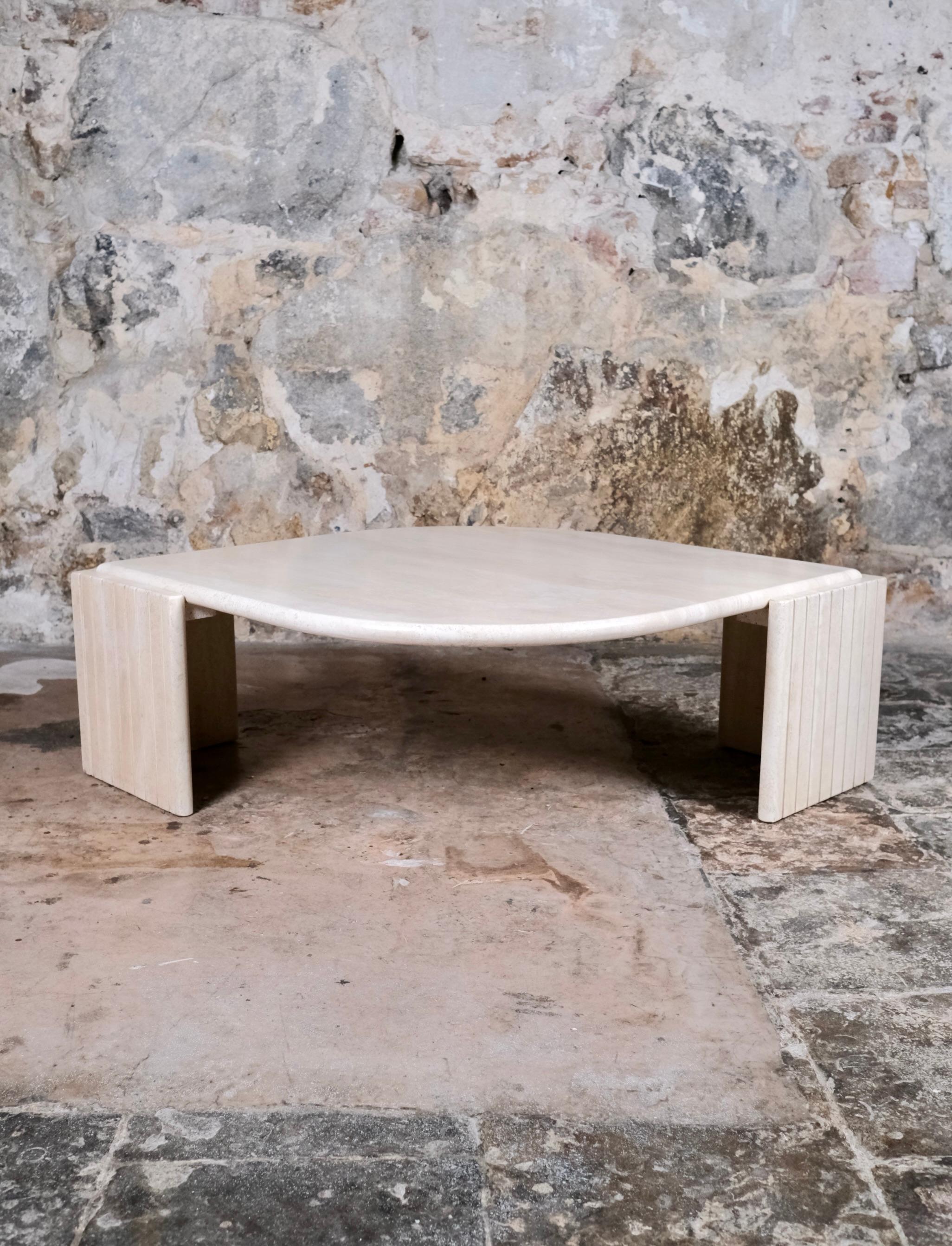 Organic Modern Eye-shaped travertine coffee table by Roche Bobois, France, 1980s For Sale