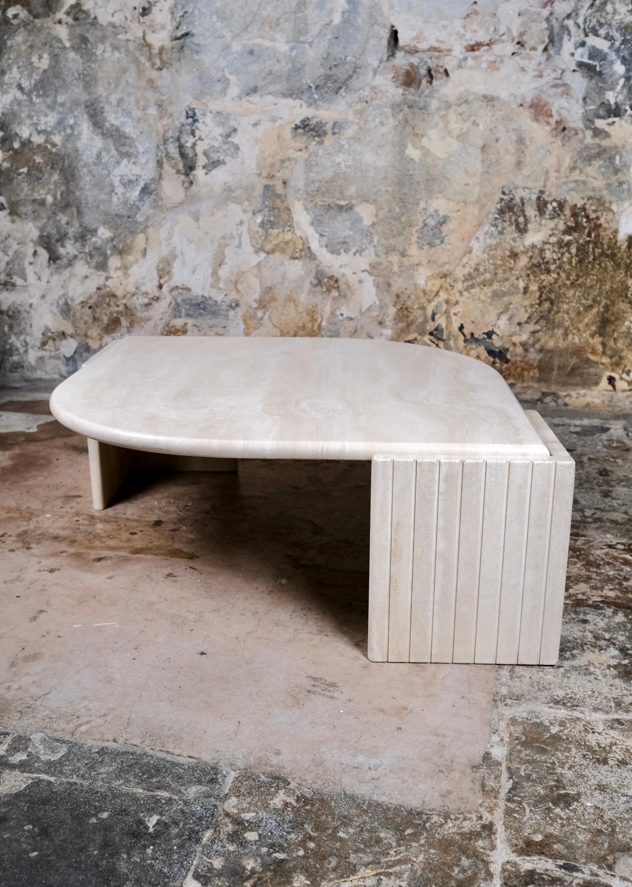 Eye-shaped travertine coffee table by Roche Bobois, France, 1980s In Good Condition For Sale In Lyon, FR
