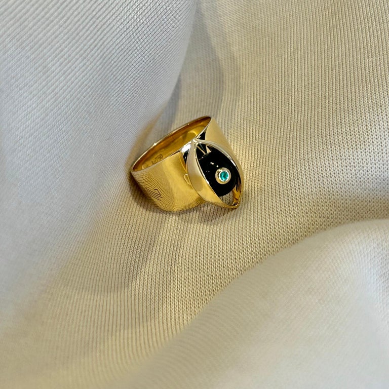 Brilliant Cut Eye Unisex Ring 18 Karat Yellow Gold Black Onyx Emerald White Diamond For Sale