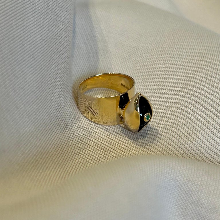 Artisan Eye Unisex Ring 18 Karat Yellow Gold Black Onyx Emerald White Diamond For Sale