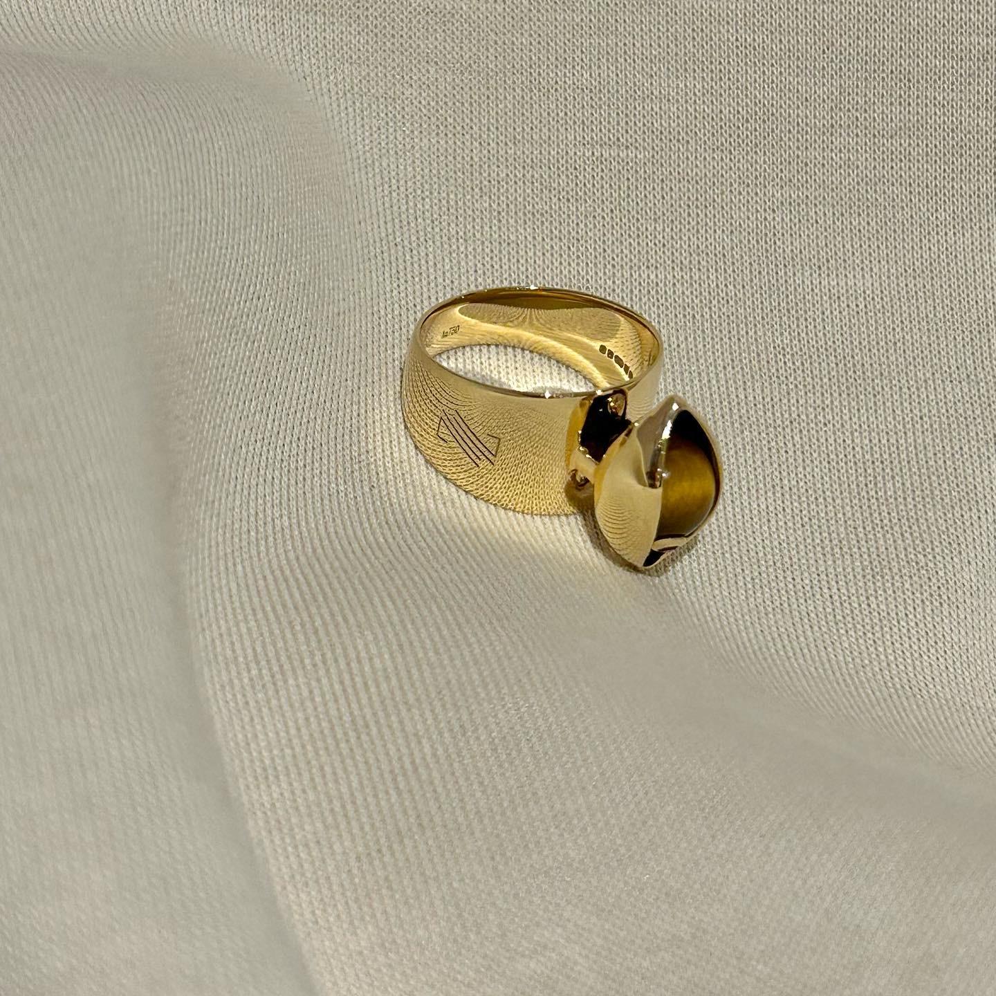 Bead Eye Unisex Ring 18 Karat Yellow Gold Green Chalcedony Ruby Diamond For Sale