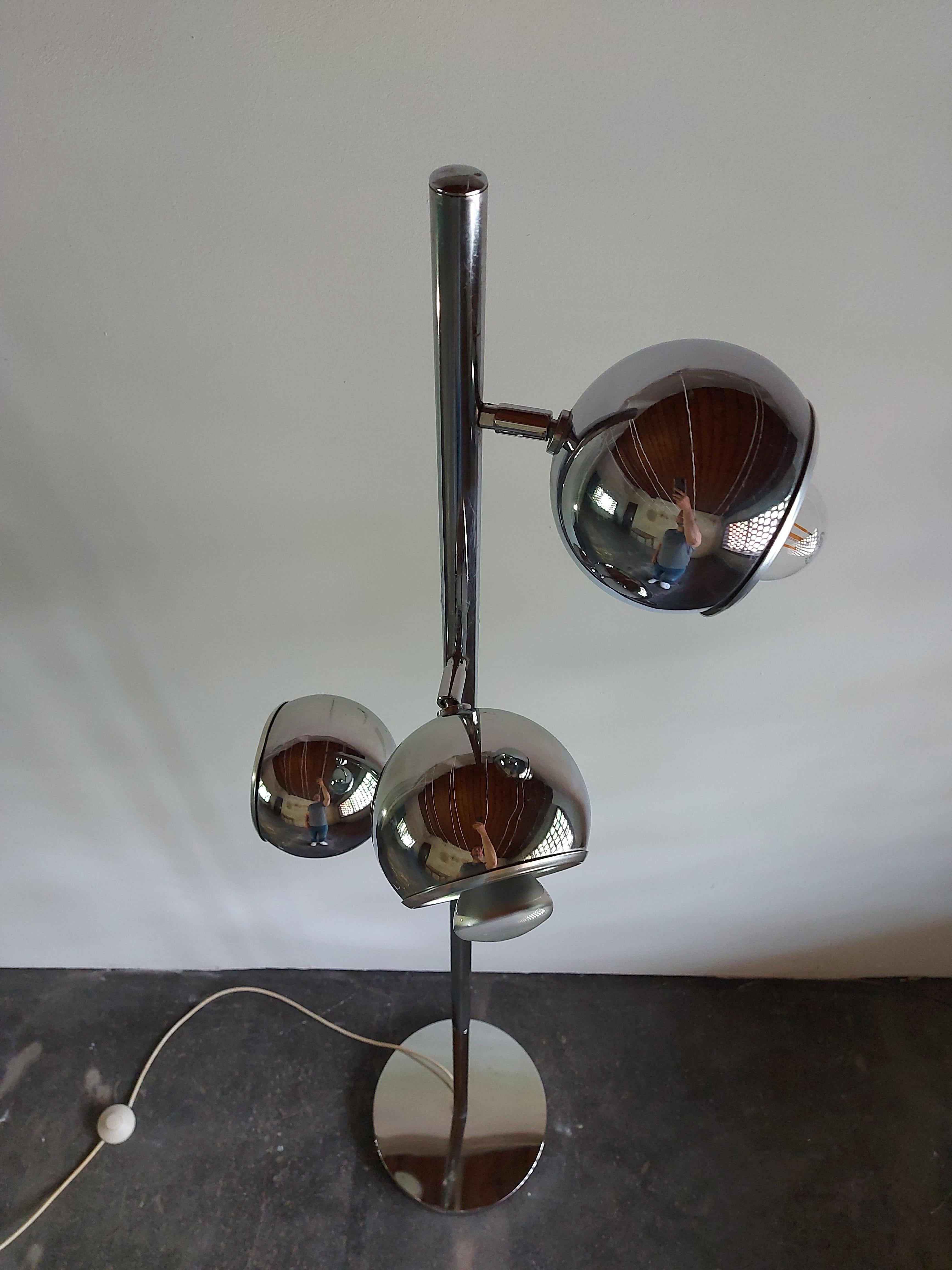 Lampadaire Eyeball - Stilux, années 1960

Le lampadaire a été conçu et fabriqué en Italie dans les années 1960. 
Tige en métal chromé avec une belle base chromée avec intérieur en marbre et trois points réglables. Les fils sont montés à l'intérieur