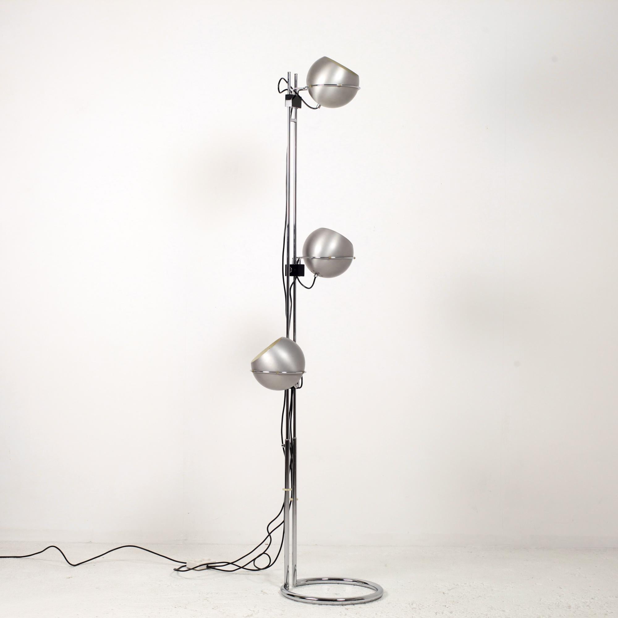 Eyeball floor lamp with 3 height-adjustable lights. The structure in chromed tubular metal was telescopic, spherical reflectors in brushed aluminum with ivory lacquered interiors. Each sphere is height adjustable and orientable. Very nice ambient or