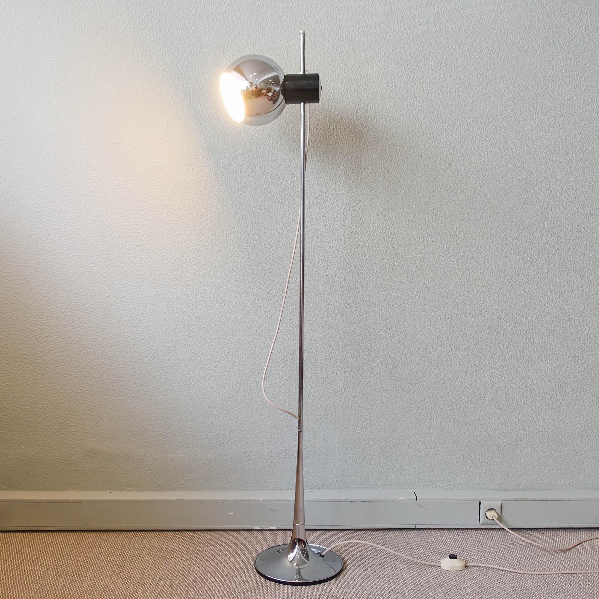 This floor lamp was designed by Goffredo Reggiani for Reggiani during the 1970's. It features a tubular center column, with one eyeball globe that rotates in all directions and on different axes for more precise lighting control, allowing for