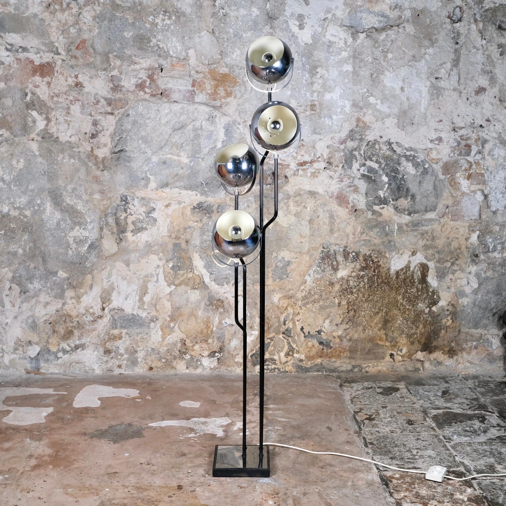 Gorgeous eyeball floorlamp in chromed metal by Goffredo Reggiani for Reggiani Illuminazione, made in Italy in the 1970s.
4 modular lighting sources, square base in cast iron.
Good condition, light traces of time, oxidation.
Very elegant and