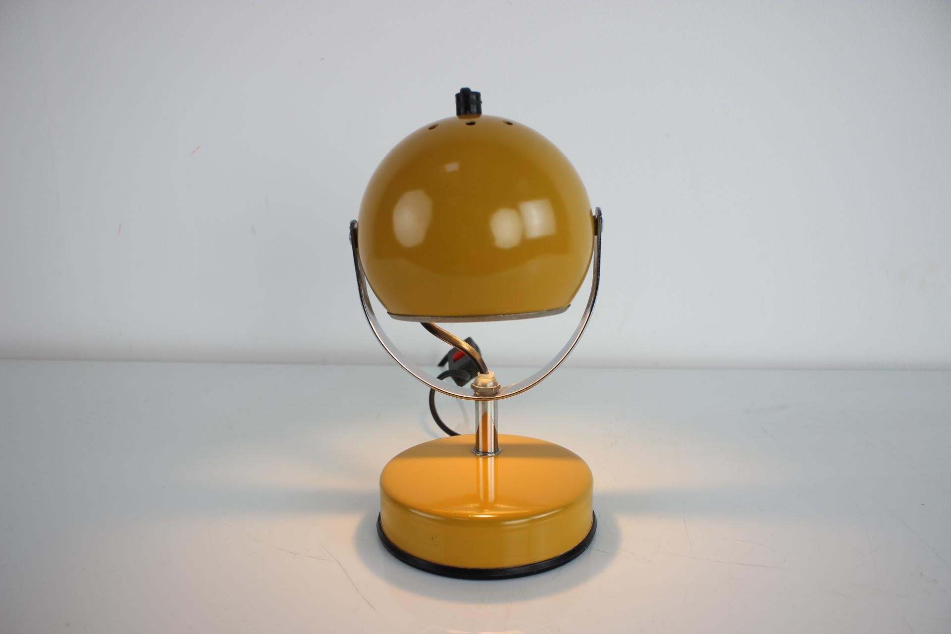 Eyeball Veneta Lumi Space Age Table Lamp Vintage Eye Shape Italy, 1970s For Sale 3