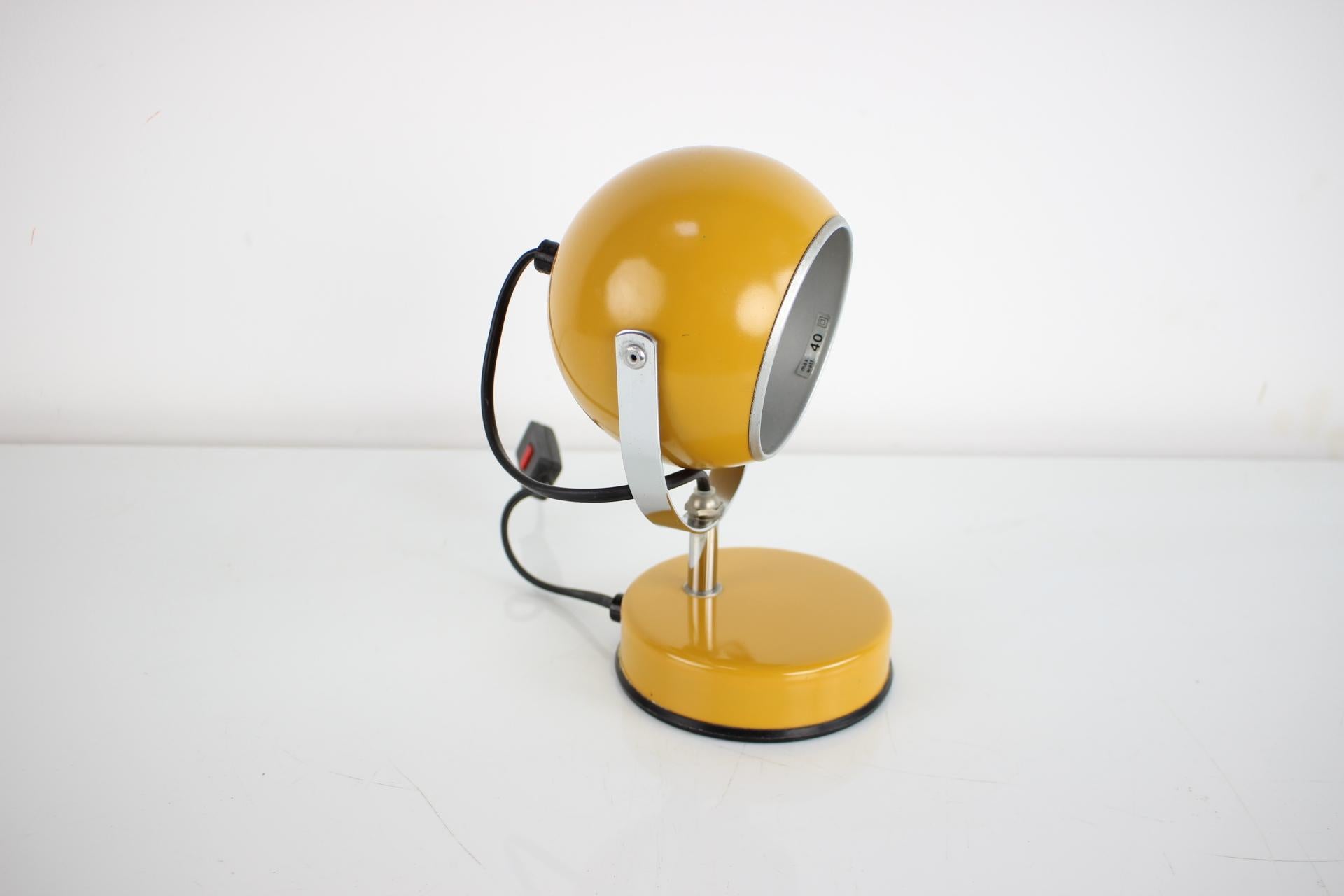 Ère spatiale Lampe de table Veneta Lumi Space Age Forme d'œil vintage Italie, années 1970 en vente