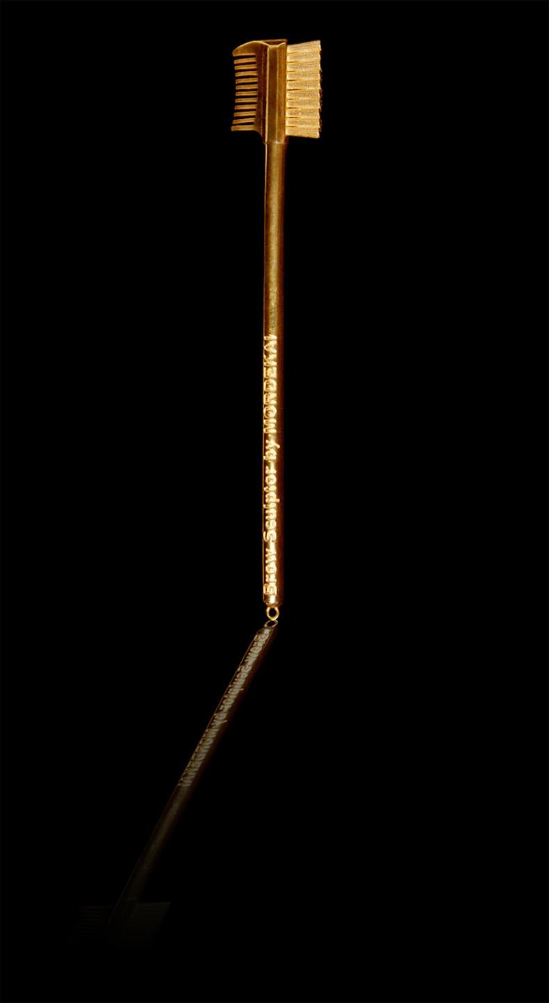 Die Mordekai OBJET Kollektion ist die erste ihrer Art. Einzigartige Schminkutensilien aus massivem, 24-karätigem, vergoldetem Messing, die Ihr Puderzimmer oder Ihren Waschtisch mit einer surrealen künstlerischen Note schmücken.

Bändigen Sie Ihre