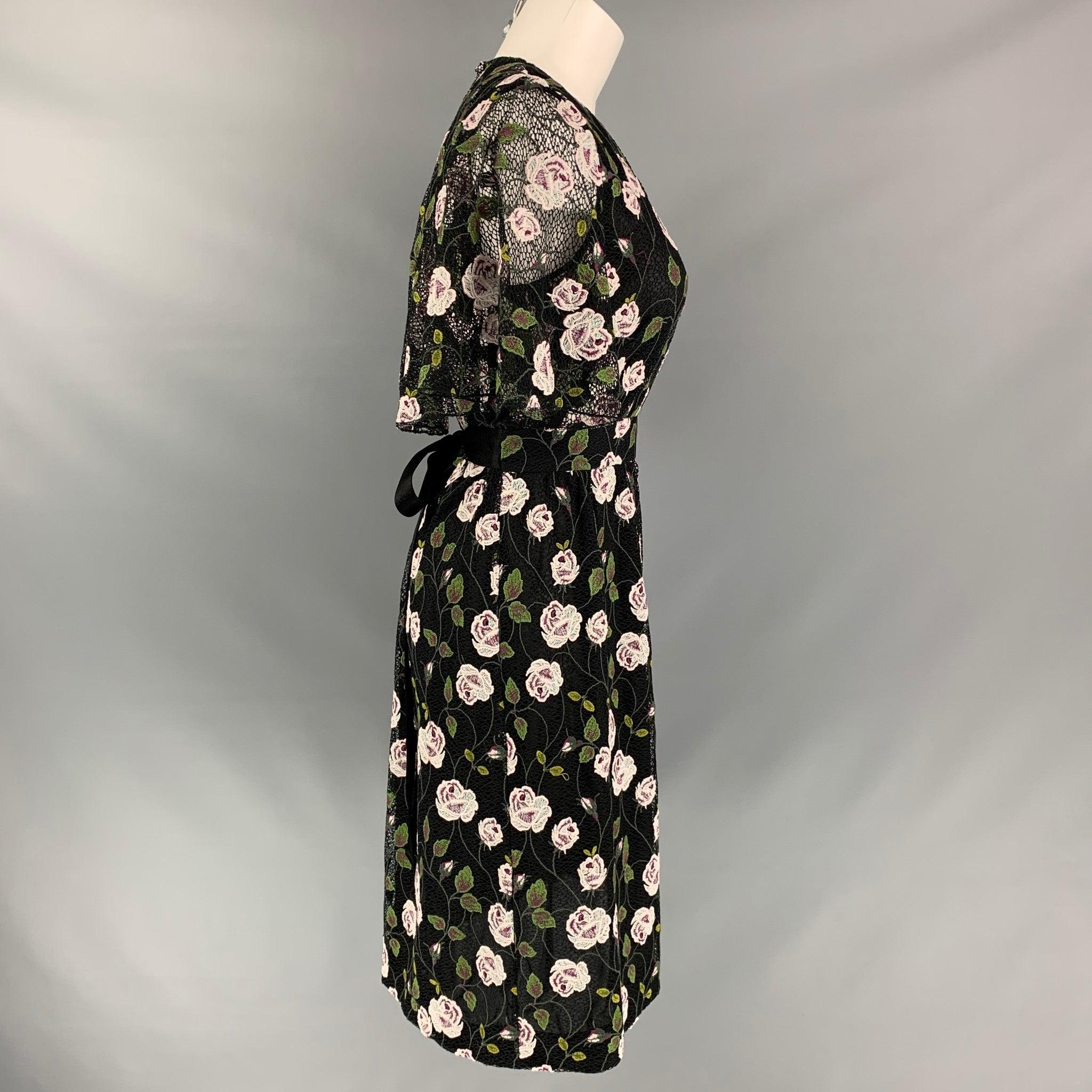GIAMBATTISTA VALLI cape-sleeve knee high dress comes in black cotton and polyester lace fabric and side half invisible zipper closure featuring floral lace, cape see through cape sleeve and adjustable tie at back. Made in Italy.
Excellent Good