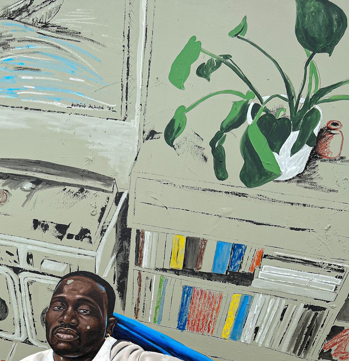 Das Kunstwerk zeigt einen Mann in einem Zustand der Entspannung, umgeben von einer ruhigen Wohnzimmeratmosphäre. Die sanften, kühlen Töne des blauen Sofas bilden einen ruhigen Hintergrund und kontrastieren mit dem weißen Oberteil, das die Hauptfigur