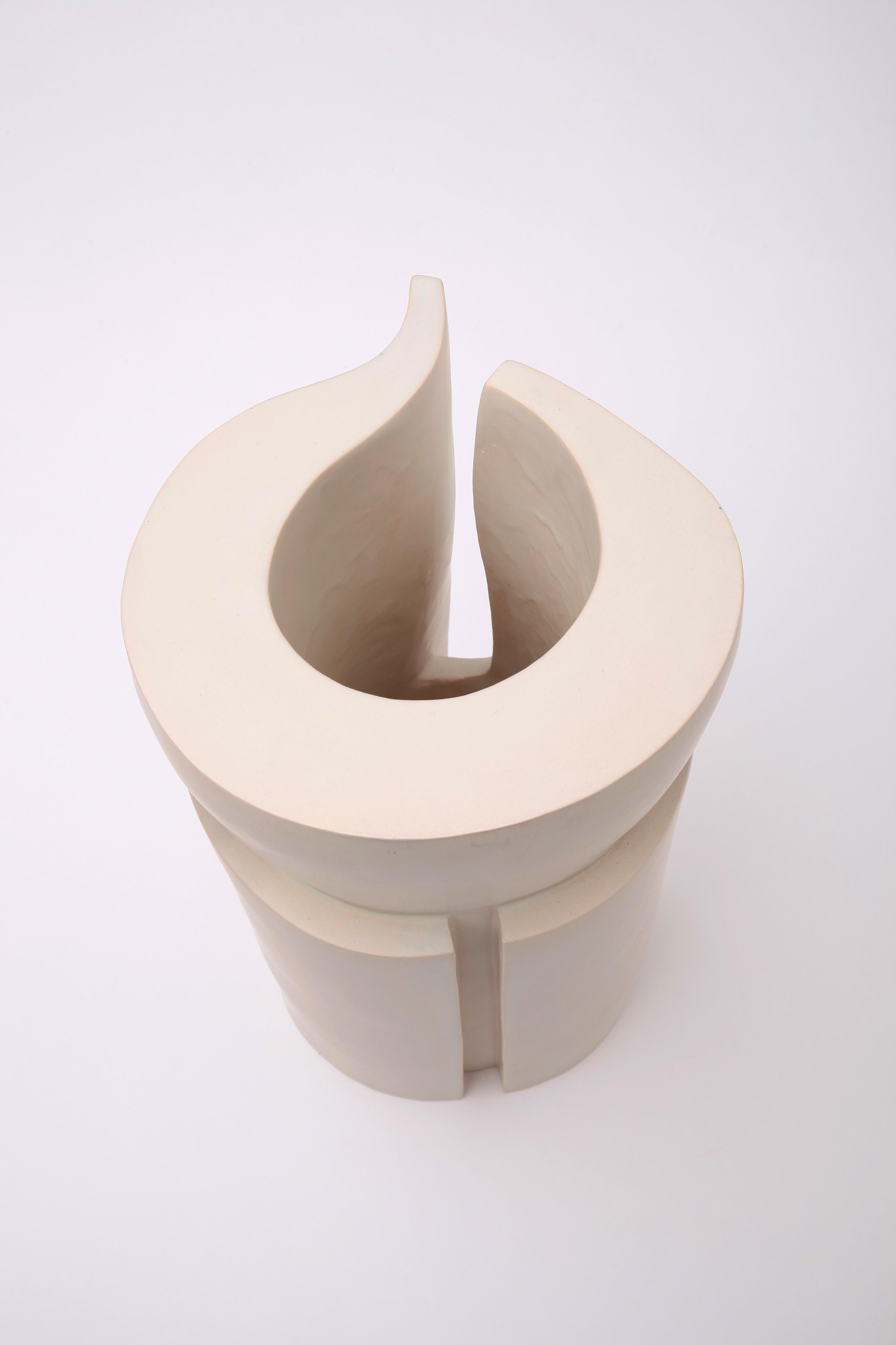 EZ-Vase. Weiße Keramik, eine zeitgenössische Hommage an die Bildsprache von  Eva Zeisel (21. Jahrhundert und zeitgenössisch) im Angebot