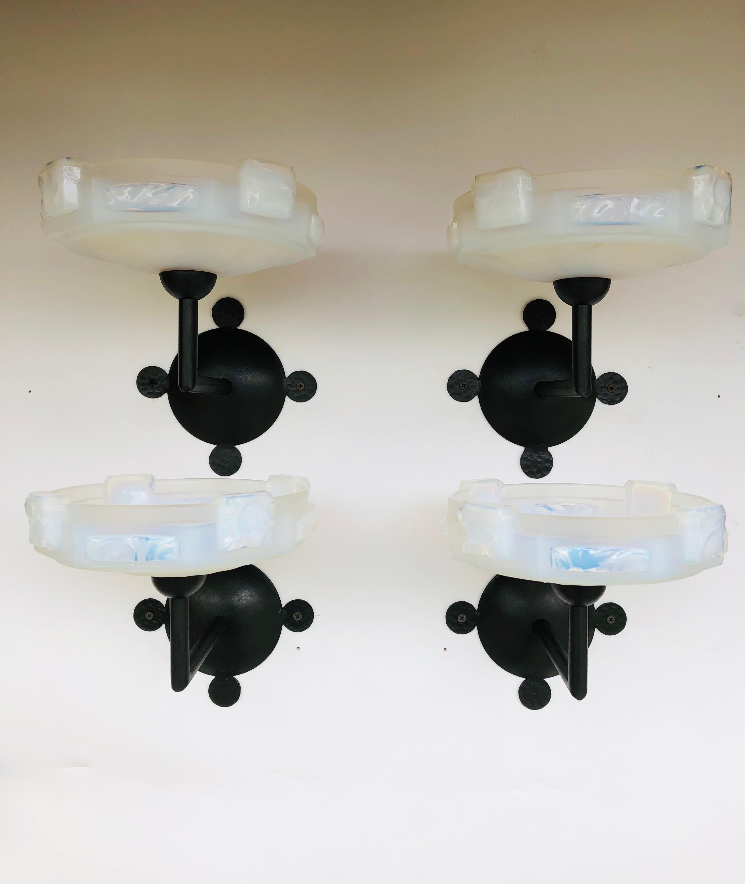 Suite of 4 sconces circa 1935 by Ezan in opalescent molded glass. Wrought iron frame. Electrified and in perfect condition.
Height: 23cm
Diameter: 21cm
Depth: 28cm
Width: 20 cm
Total weight: 7.2 Kg

Jean GAUTHIER Parisian decorator on glass