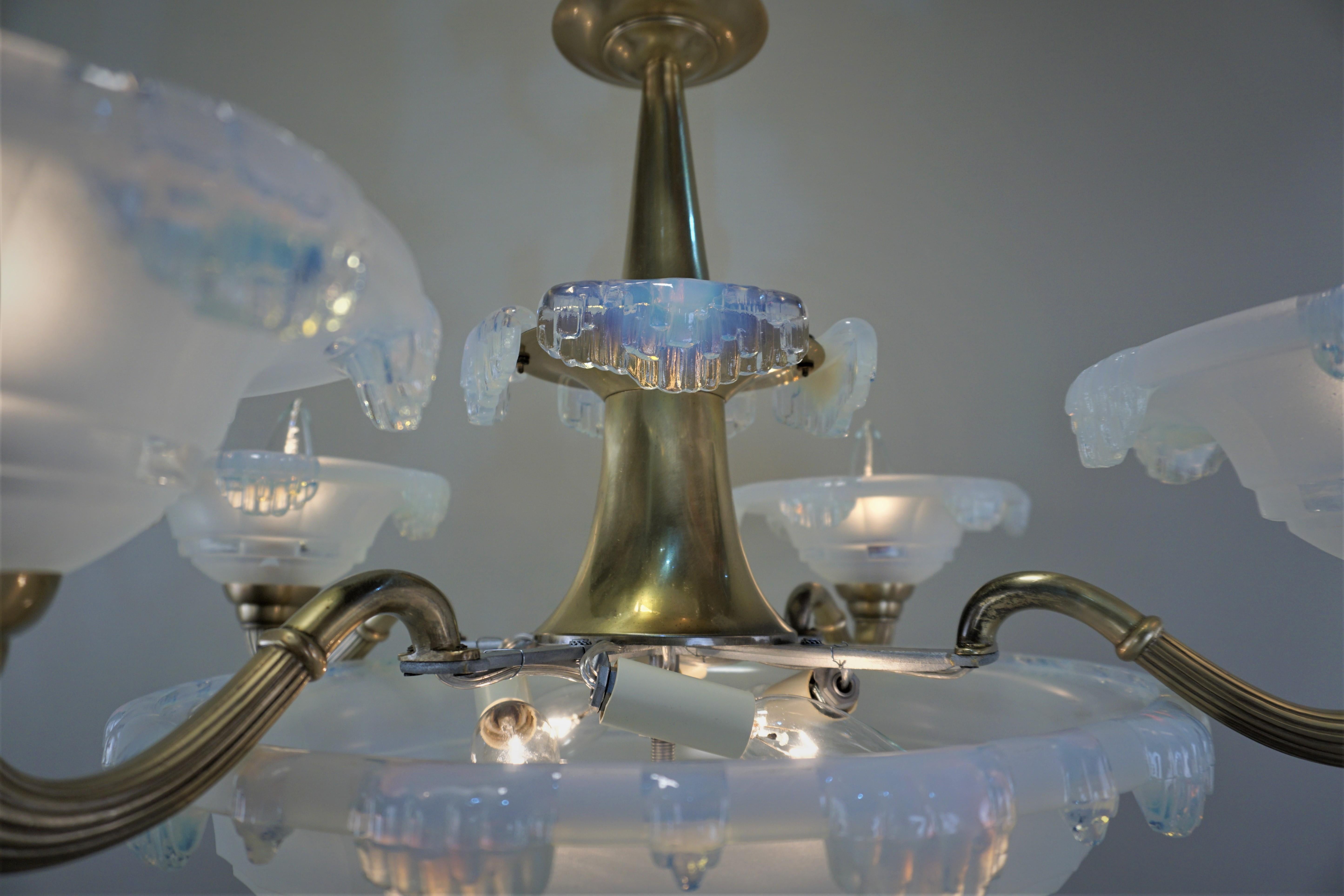 Milieu du XXe siècle Lustre Art Déco français Ezan en verre opalescent et bronze