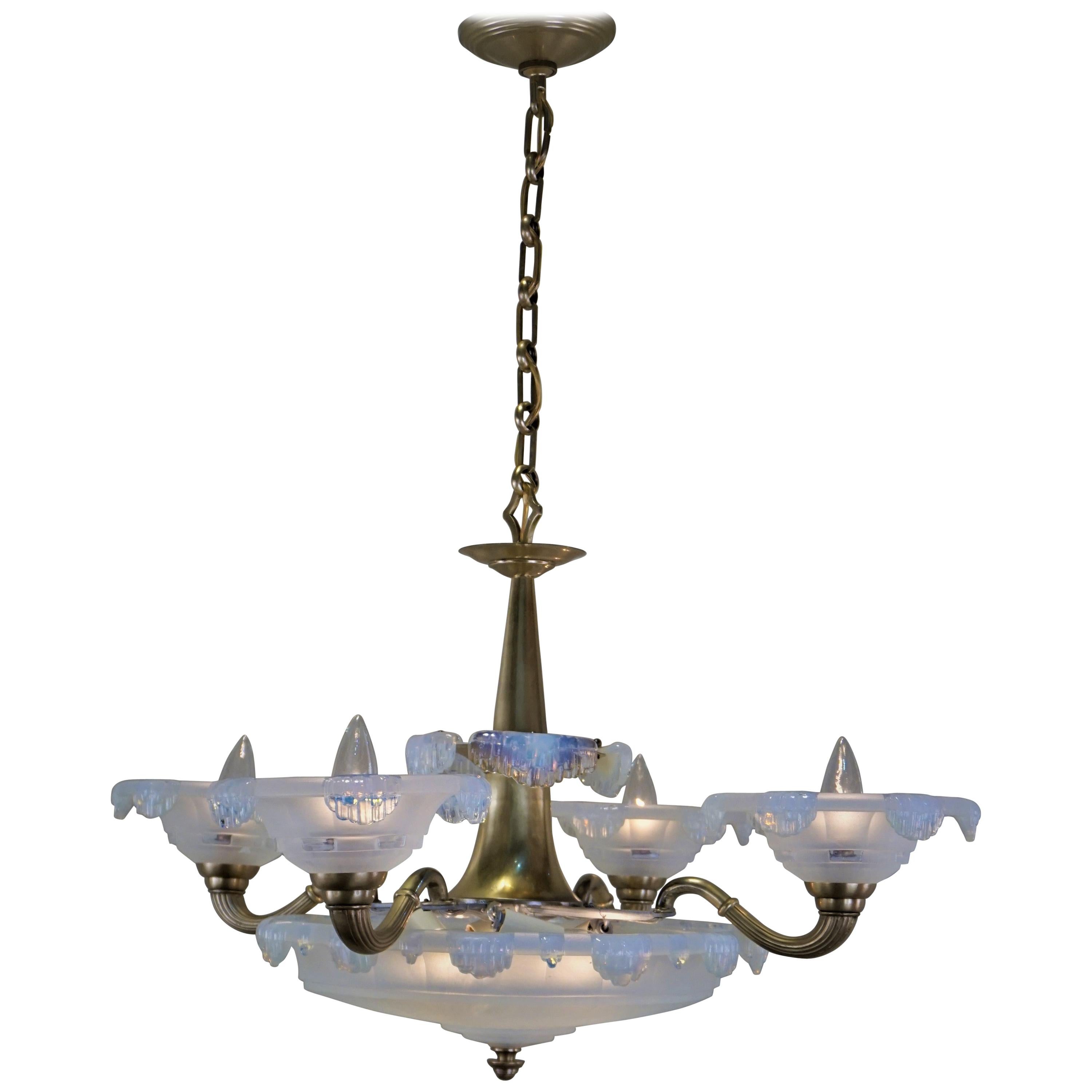 Lustre Art Déco français Ezan en verre opalescent et bronze