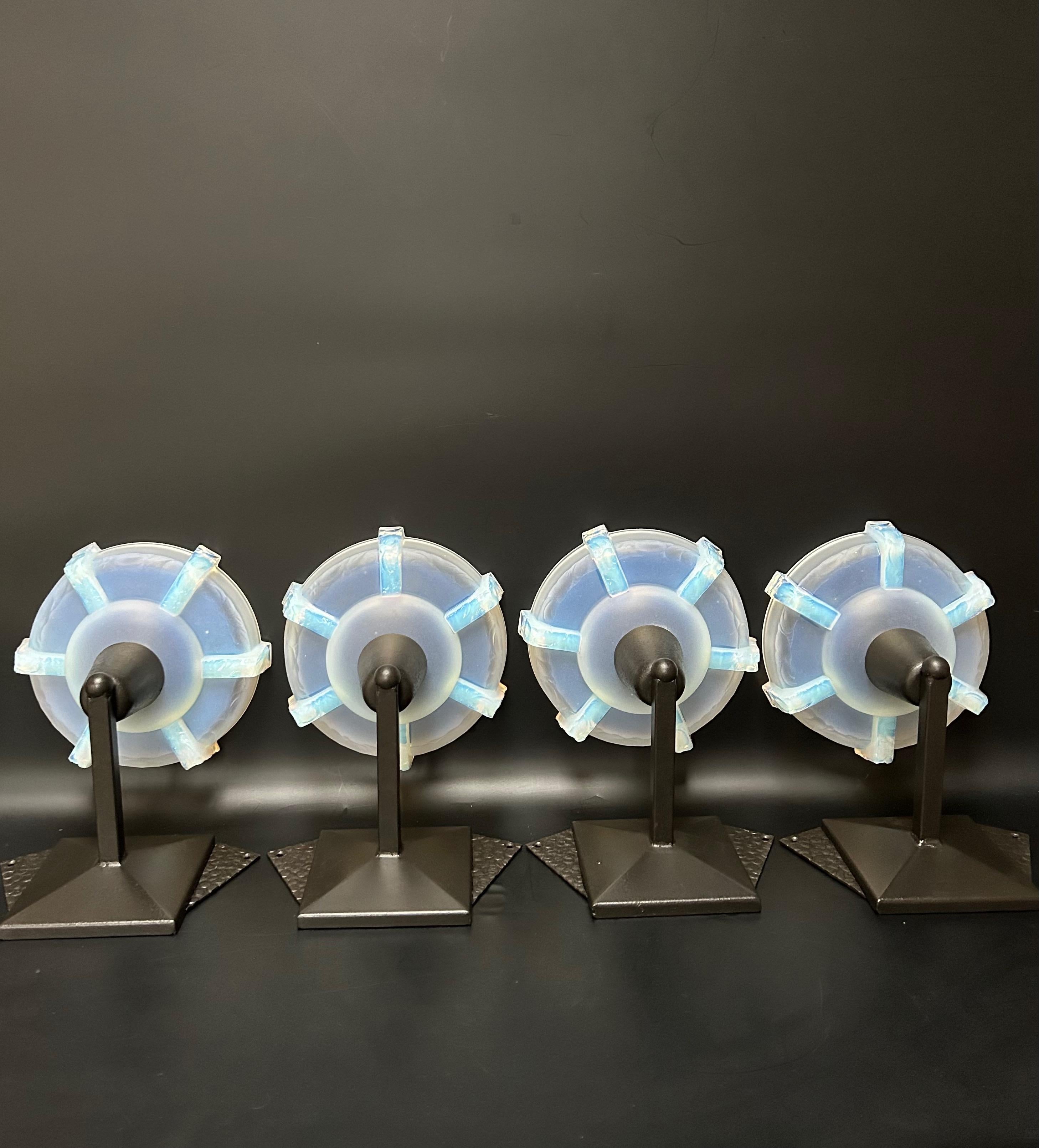 Ezan, suite of 4 art deco wall lights circa 1935.
Opalescent molded glass, wrought iron frame.
Electrified, E14 socket, screw bulb.
In perfect condition, note some micro scratches.

Total height: 19 cm
Width: 21cm
Depth: 26cm
​​​​​​Weight: 6.5