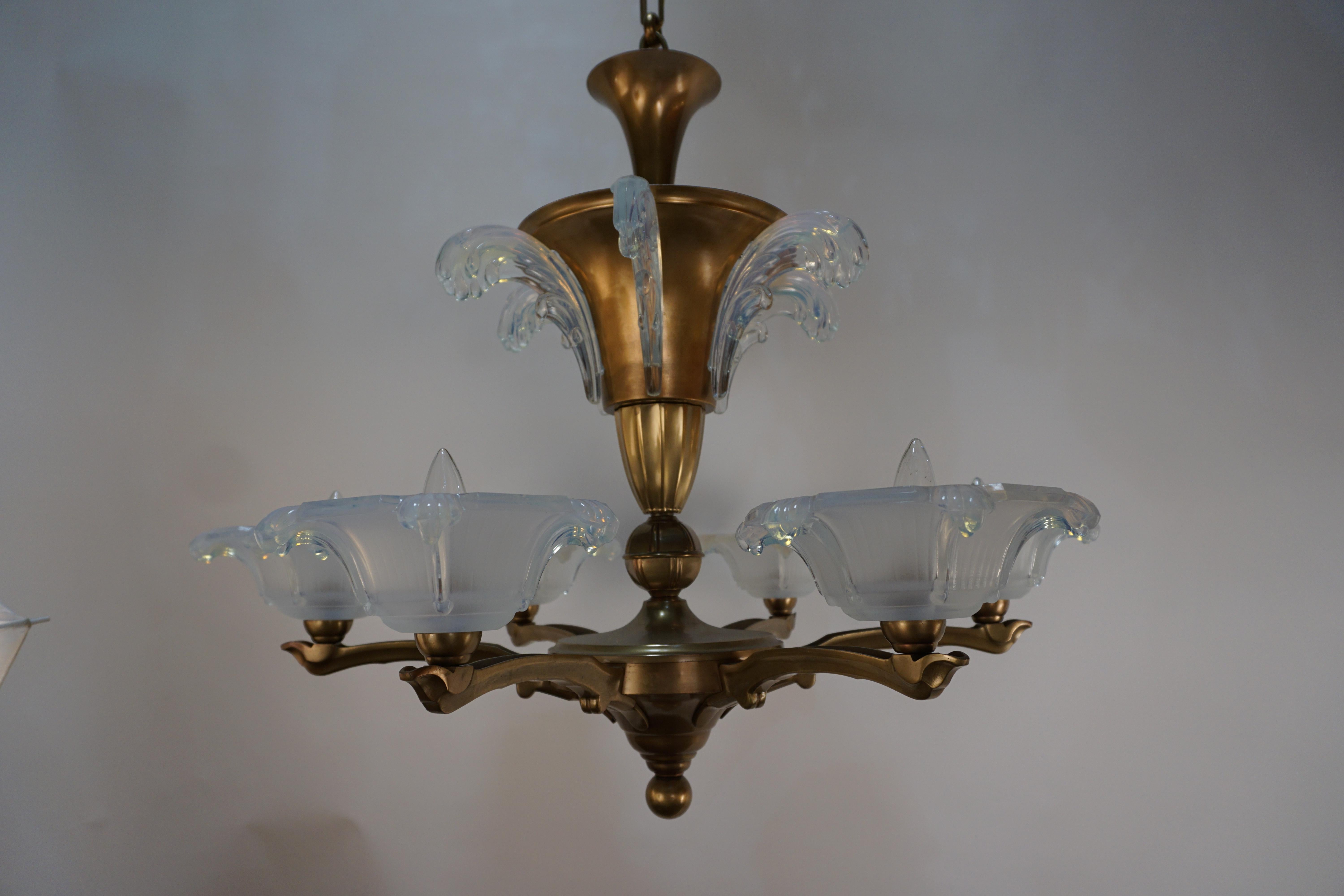 Ezan & Petitot Opaleszierendes Glas Art Deco Kronleuchter im Angebot 9