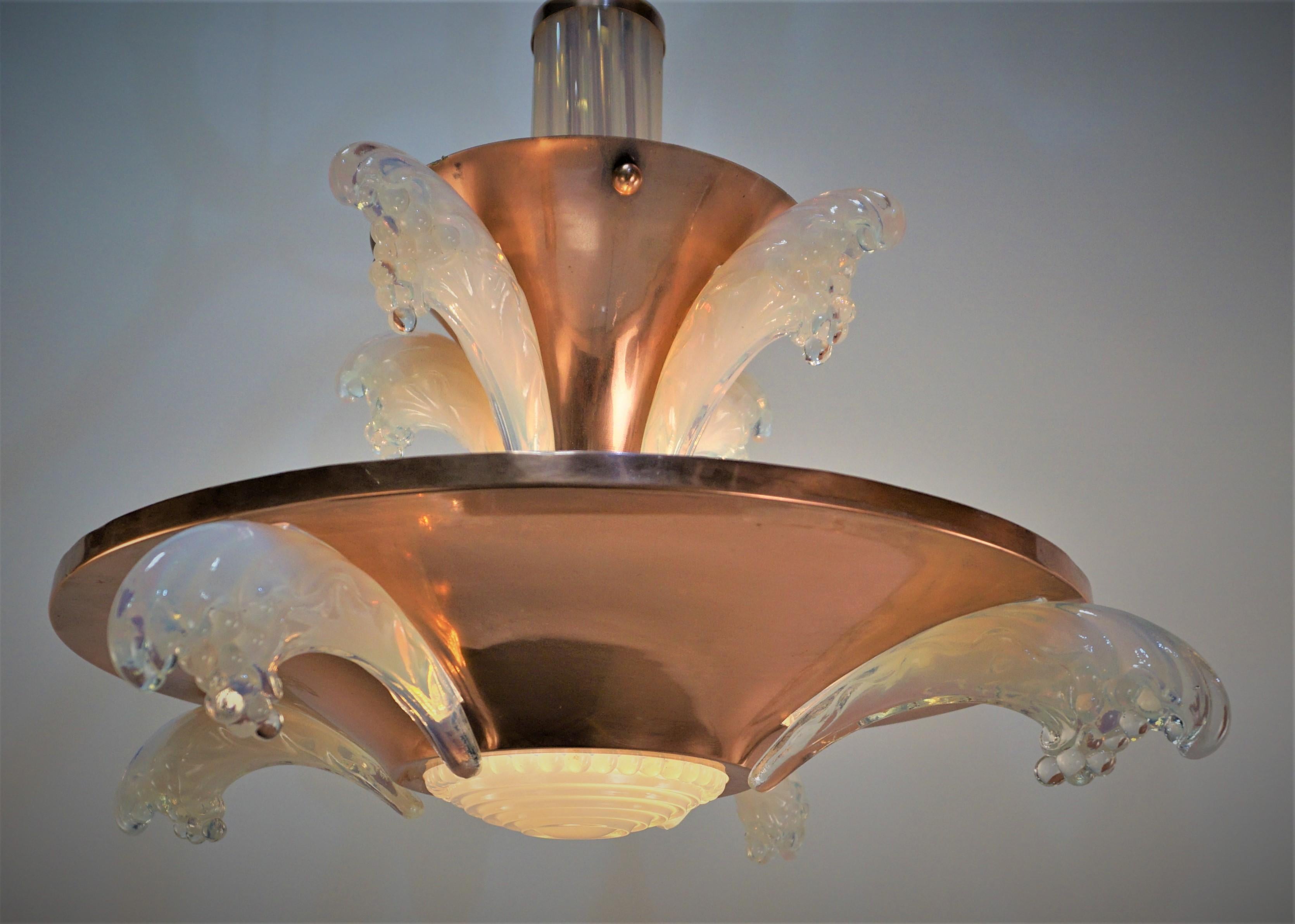 Ezan & Petitot Opaleszierendes Glas Art Deco Kronleuchter (Art déco)