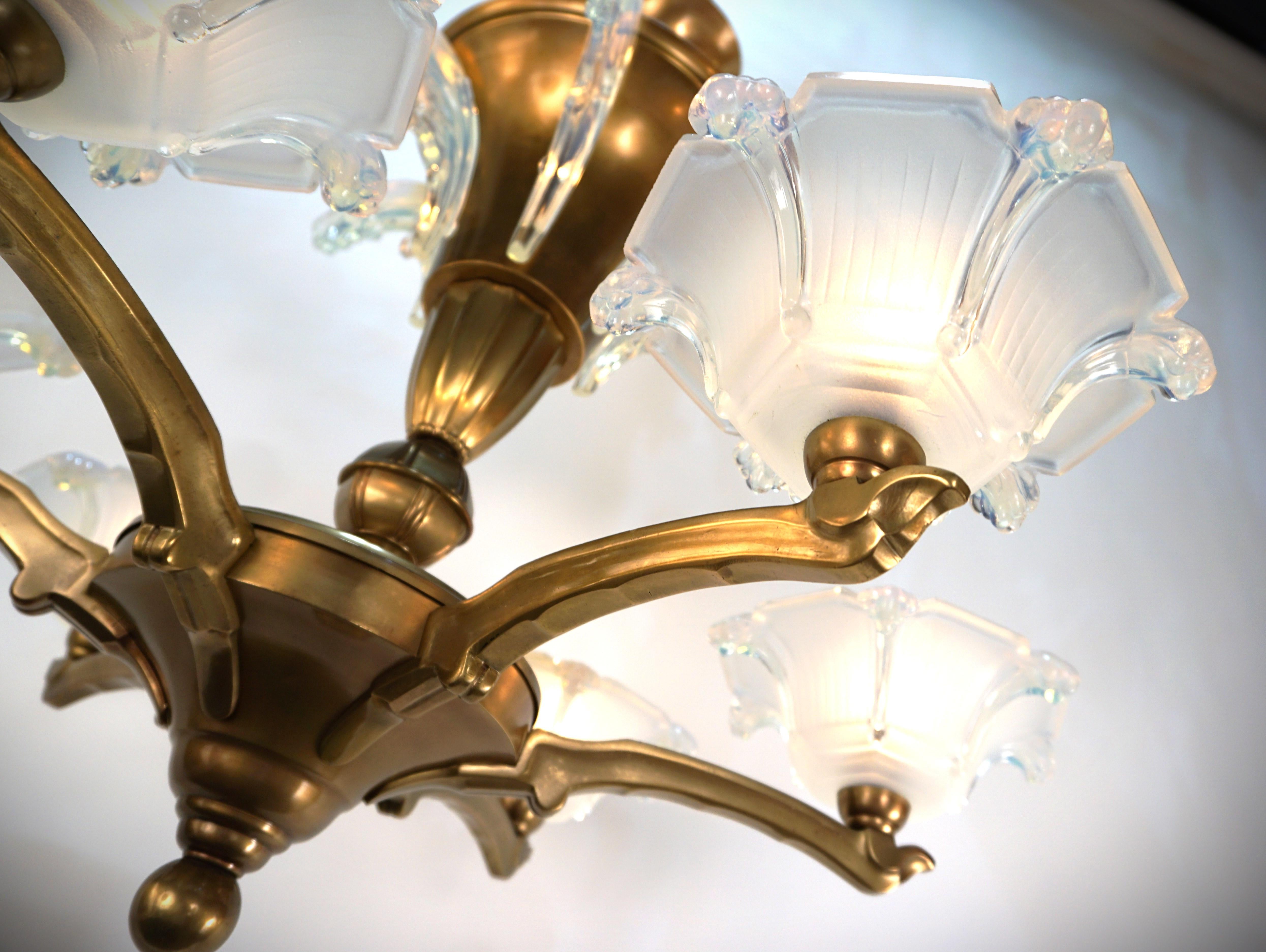Ezan & Petitot Opaleszierendes Glas Art Deco Kronleuchter im Zustand „Gut“ im Angebot in Fairfax, VA