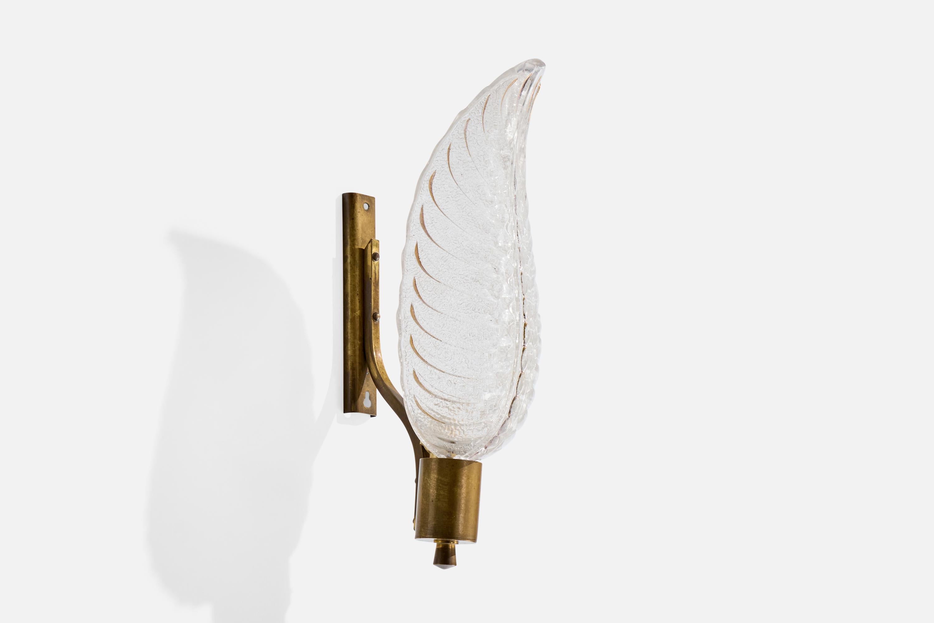 Eine Wandleuchte aus Messing und Glas, hergestellt von Ezan, Frankreich, ca. 1940.

Oxidation auf Messing vorhanden

Abnutzung entsprechend dem Alter und dem Gebrauch

Gesamtabmessungen (Zoll): 12,75 