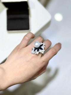 Anello Eze in oro bianco 18 carati con perle dei mari del sud e onice e diamanti
