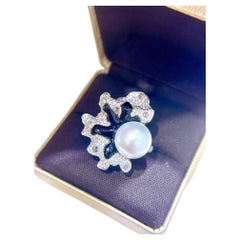Anello Eze in oro bianco 18 carati con perle dei mari del sud e onice e diamanti