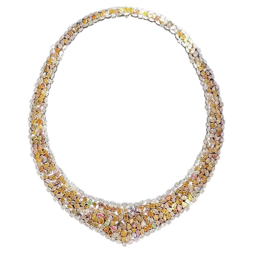 Questa splendida collana presenta 70,60 carati di diamanti naturali colorati, sapientemente incastonati in oro massiccio 18 carati. Ogni diamante è stato accuratamente selezionato per il suo colore, la sua purezza e il suo taglio eccezionali,