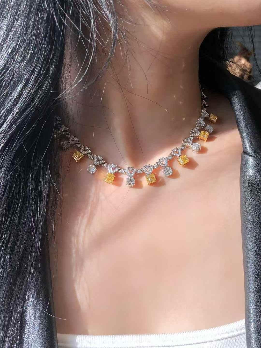 Collier de 11,55ct de diamants blancs et jaunes en or blanc et jaune 18K

Ce collier de diamants exquis présente un magnifique diamant blanc et jaune de 11,55ct comme pièce maîtresse, complété par 2,00ct de diamants blancs étincelants sur les côtés.