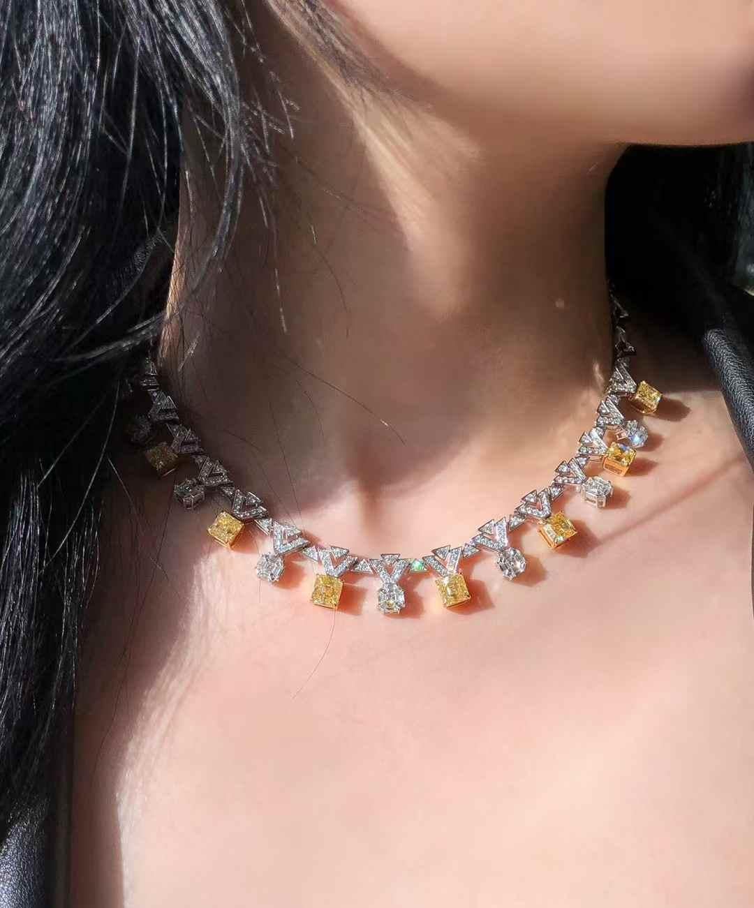 Moderne Eze Jewelry - Collier de diamants blancs et jaunes en or blanc et jaune 18 carats en vente