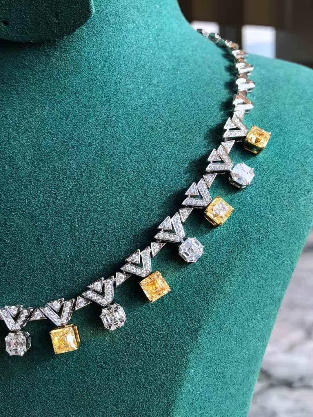 Taille Asscher Eze Jewelry - Collier de diamants blancs et jaunes en or blanc et jaune 18 carats en vente