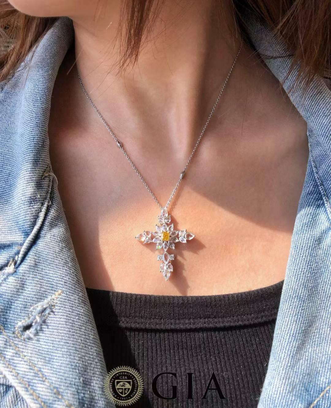 Joyas Eze - Cruz de Diamantes Amarillos en Nuevo estado para la venta en Bucharest, Romania