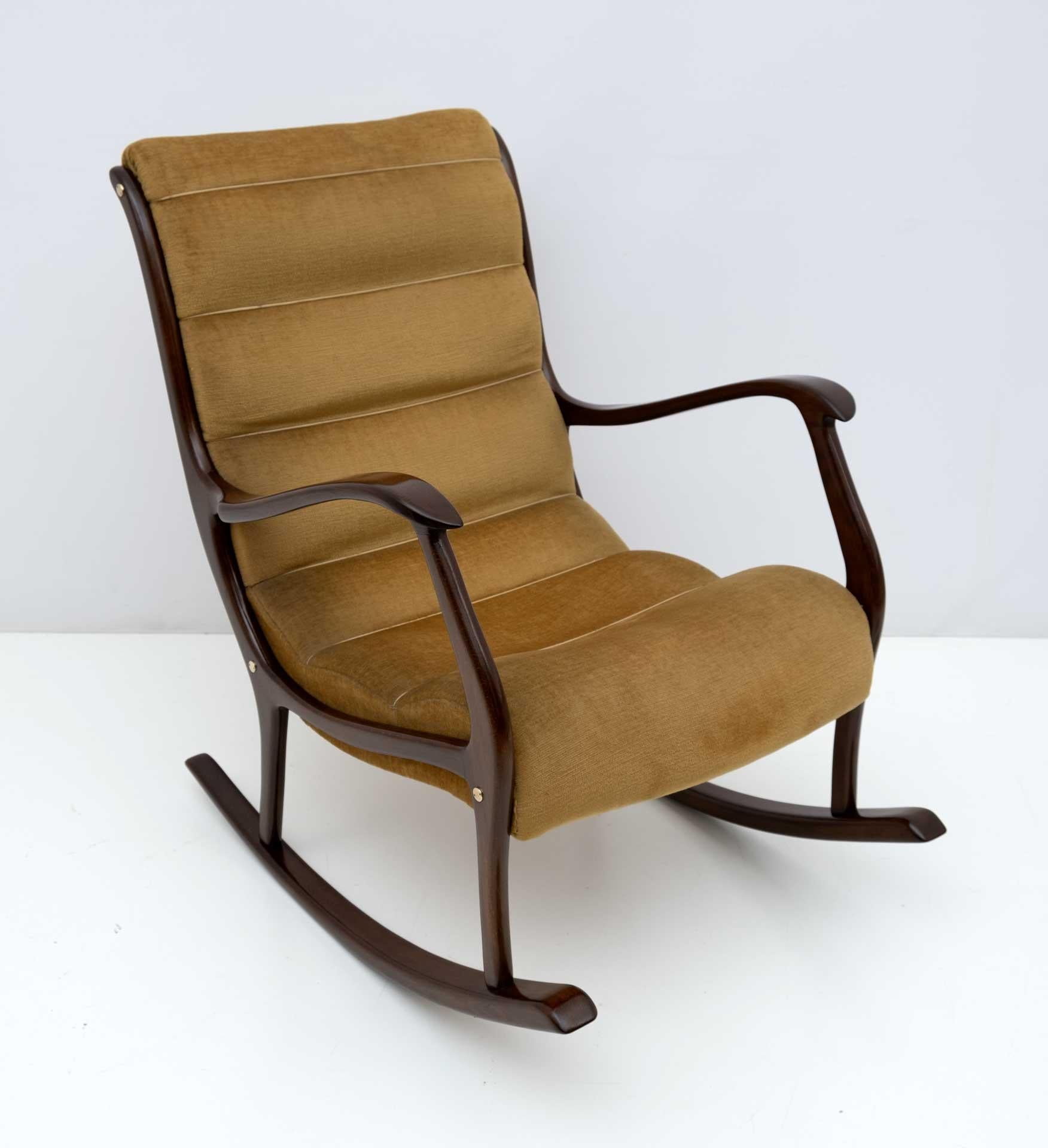 Rare and original rocking chair mod. Mitzi design by Ezio Longhi for Elam from the 1950s. We have only restored the wooden part, it needs a new upholstery.
This is a collectible chair.
