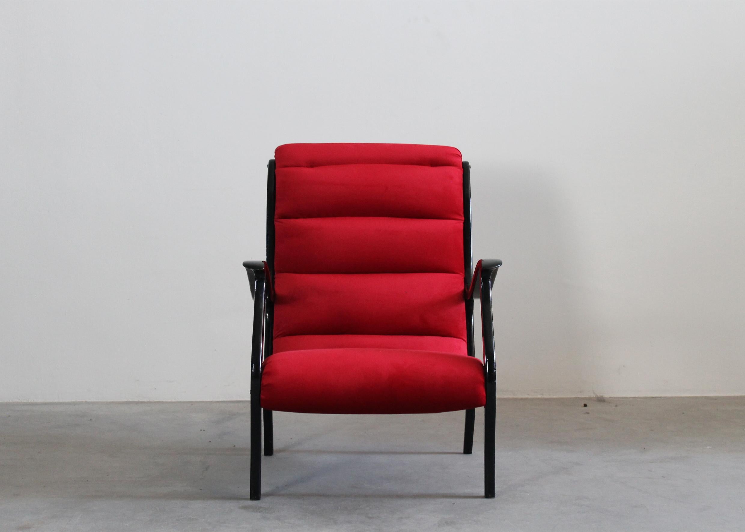 Moderner Mitzi-Sessel aus der Mitte des Jahrhunderts mit schwarzem, ebonisiertem Holzgestell, Sitzfläche und Rückenlehne mit leuchtend rotem Samt gepolstert. 

Entworfen von dem italienischen Designer Ezio Longhi für Elam 1950er Jahre